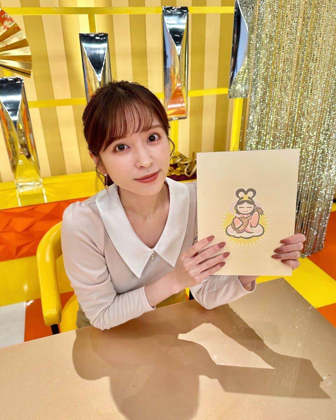角谷暁子のインスタグラム：「このあと夕方4時からですよ！林修のLIFE IS MONEY💸💸ご覧ください〜」