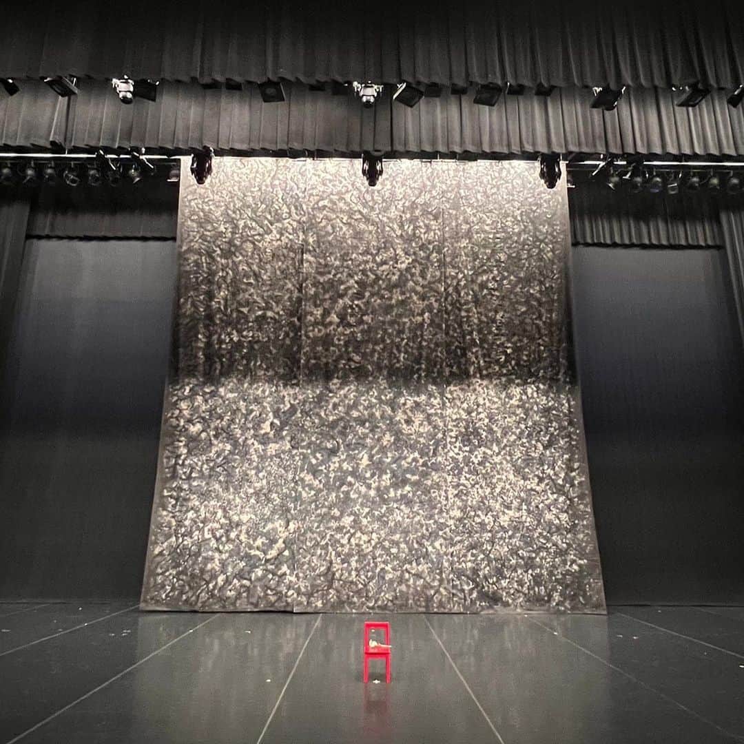 冨岡瑞希さんのインスタグラム写真 - (冨岡瑞希Instagram)「日本バレエ協会 Balletクレアシオン  髙原伸子『沈黙の中庭』  無事終演いたしました🌹  . . 語り出したらキリがないくらい、 みなさんへの愛が溢れているのですが、 この素晴らしい出会いが、この先どれだけあるのだろうか、、、 ものすごく大切な時間を過ごさせていただきました。  リハーサルのたびに、 できない！悔しい！頑張る！を繰り返し、 周りの方達にたくさん助けてもらいました。  毎回毎回、吸収することがたくさんあって、 技術はもちろんのこと、考え方も、熱意も、 伸子さんが与えてくれる言葉のひとつひとつが、これからの自分の糧となりました。  この想いを大切に、またみなさんに出会えるよう日々精進します！！！！  . .  会場に足を運んでくださった皆様、本当にありがとうございました✨  . . #ballet #contemporary #contemporarydance #dance  #日本バレエ協会  #クレアシオン  #沈黙の中庭  #髙原伸子」11月19日 11時50分 - m.t_gram