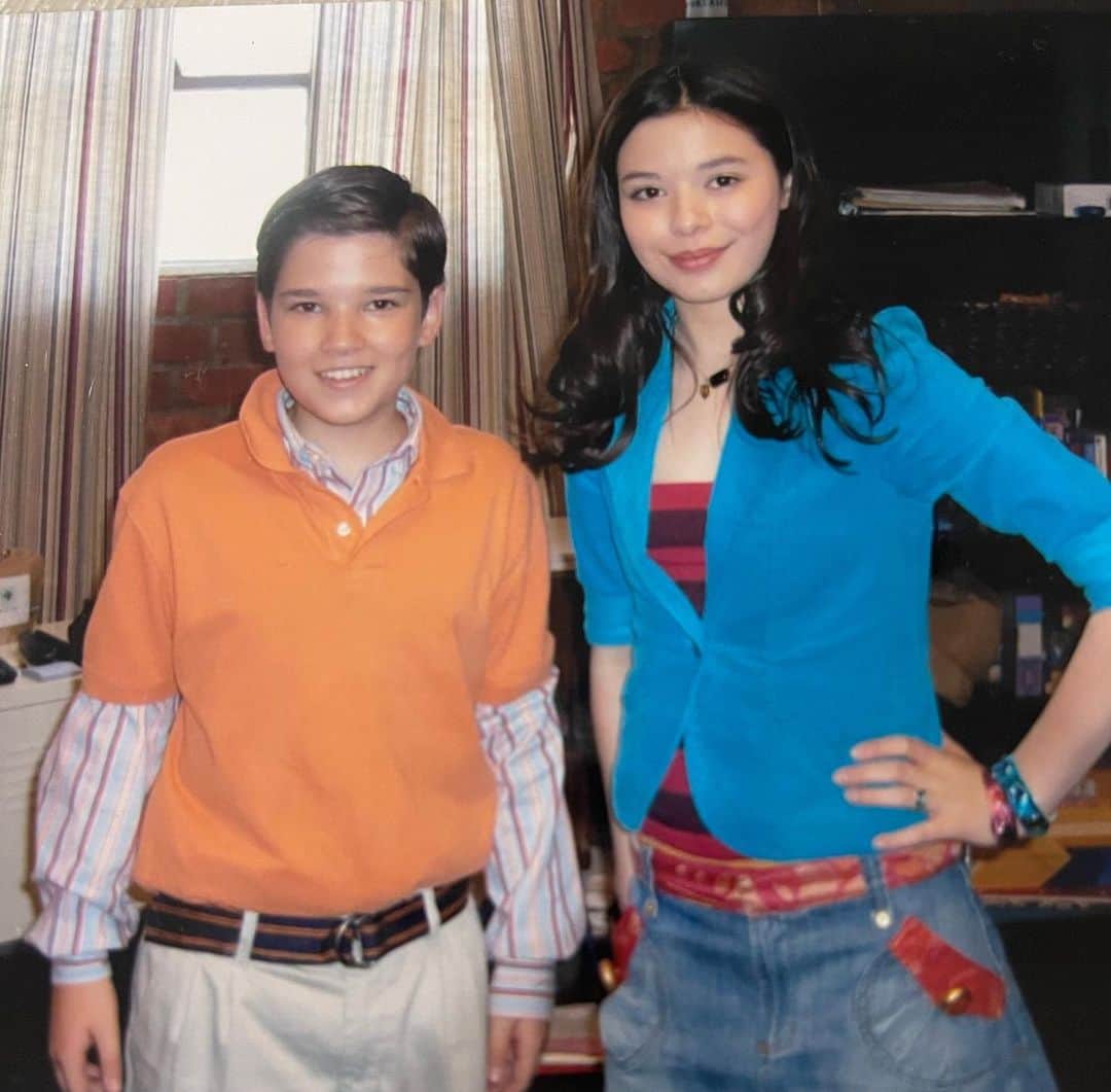 ミランダ・コスグローヴのインスタグラム：「This pic is from the very first day I met @nathankress. We were 12. Happy Birthday!!! Here’s to 18 more years of friendship ❤️」