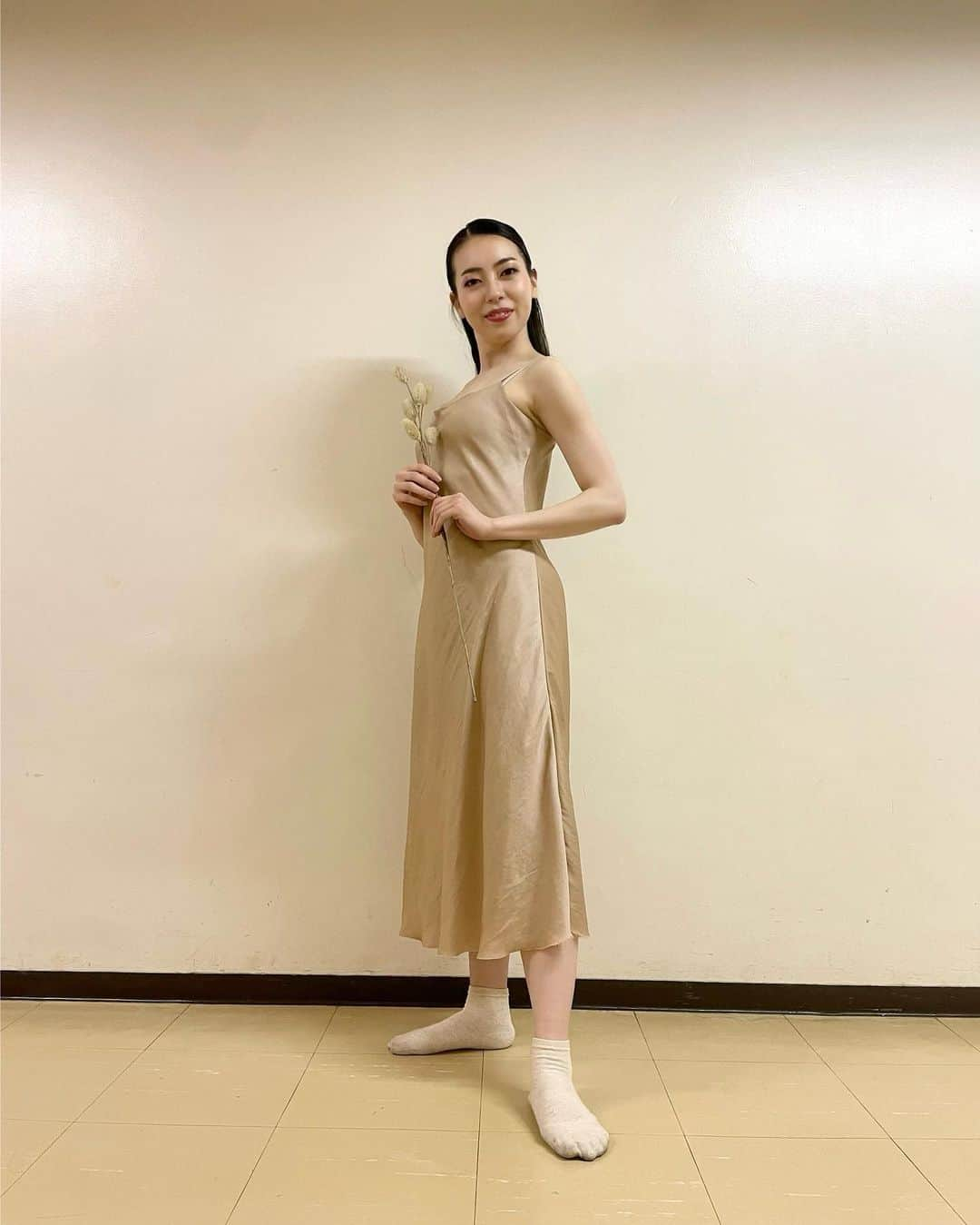 冨岡瑞希のインスタグラム：「日本バレエ協会 Balletクレアシオン  髙原伸子『沈黙の中庭』  素敵なゲストの方々と💐  . . . #伸子さん可愛すぎる #キミホさんオーラが違いすぎる #洋介さんセクシーすぎる #OBAさん人より関節多すぎる #健太さんと天志さん撮りそびれた #ちゃっかり一本ススキ持って帰ってきた」