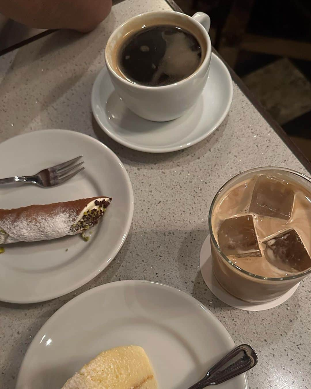 Alisaのインスタグラム：「今食べたいのはミレチンクエチェントのイタリアンスイーツ☕️ゆっこおすすめのカンノーロも美味しい〜！この日は食べなかったけどカッサータとティラミスも美味しいよ❤︎店内ゆったりしてるから次は食事もしたい🍽  📍@1500_millecinquecento ＠代々木八幡  スイーツといえば、クリスマスケーキは毎年同じお店なんだけど私よりも甘党な👨🏻はもう11月初めに予約してました🫡笑  #1500#ミレチンクエチェント#カンノーロ#代々木八幡カフェ#代々木八幡」