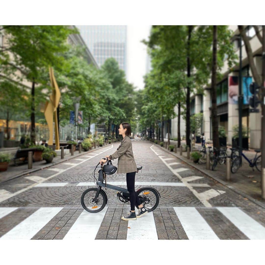 小林有里さんのインスタグラム写真 - (小林有里Instagram)「♡ 🚲🌿🍂 . . ちょっと前だけど、 東京駅周辺を自転車で散策〜♡ . . 国際フォーラムで試乗会をしていた QiCYCLEというミニベロちゃん♡ しかもアシスト付き！ . . 乗り心地が 驚くほどスムーズ！ 車体も軽くて押して歩いても快適。 . . ....ほ、欲しー🫶💛 . . . . 応援購入サービスMakuakeにて 先行予約受付中だそう！ (Makuakeで「c2j」と検索してみてね😉🫶) . . . . #電動アシスト自転車#自転車#ミニベロ#QiCYCLE#pr#AFUストア」11月19日 12時40分 - lilyshandmade
