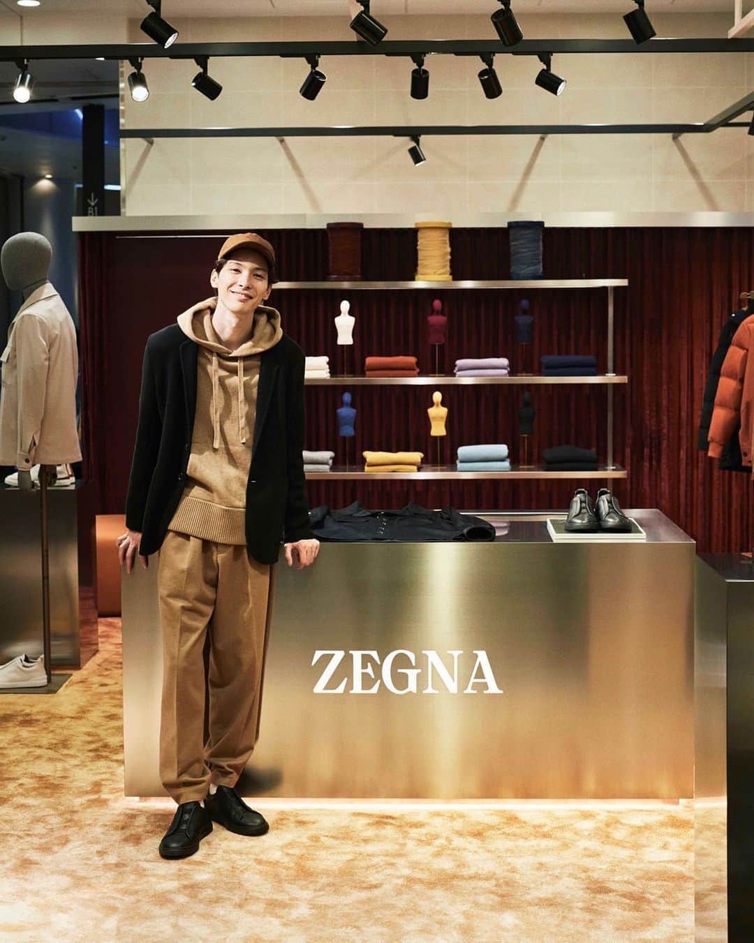守屋光治のインスタグラム：「阪急メンズ大阪１Fで開催しているゼニアのオアジカシミヤコレクションのポップアップに行ってきました！ 着心地も手触りも最高なカシミヤ素材のニットやシャツ。エレガントな作りなんだけど、カラーリングやシルエットも相まって肩ひじ張らずにサラッと羽織れるのがちょうどいい。 ポップアップは22日まで！ @mensnonnojp  #オアジカシミヤ #ゼニア #mensnonno  #メンズノンノ」