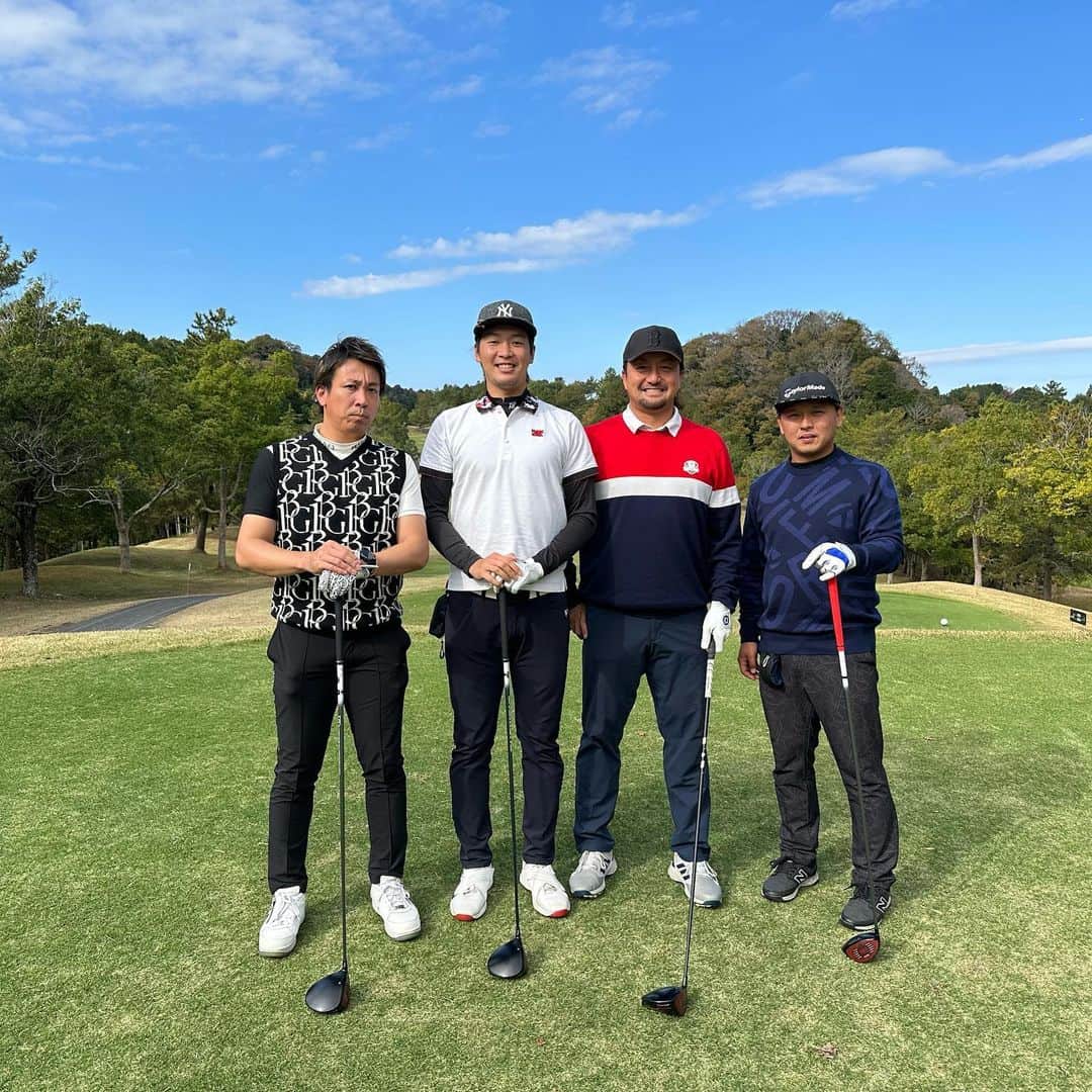 澤村拓一さんのインスタグラム写真 - (澤村拓一Instagram)「ゴルフに行ったんだ 笑いあり、ミラクルあり🫢 居る場所が変わっても仲良くしてくれて嬉しい。」11月19日 13時38分 - hsawamura19