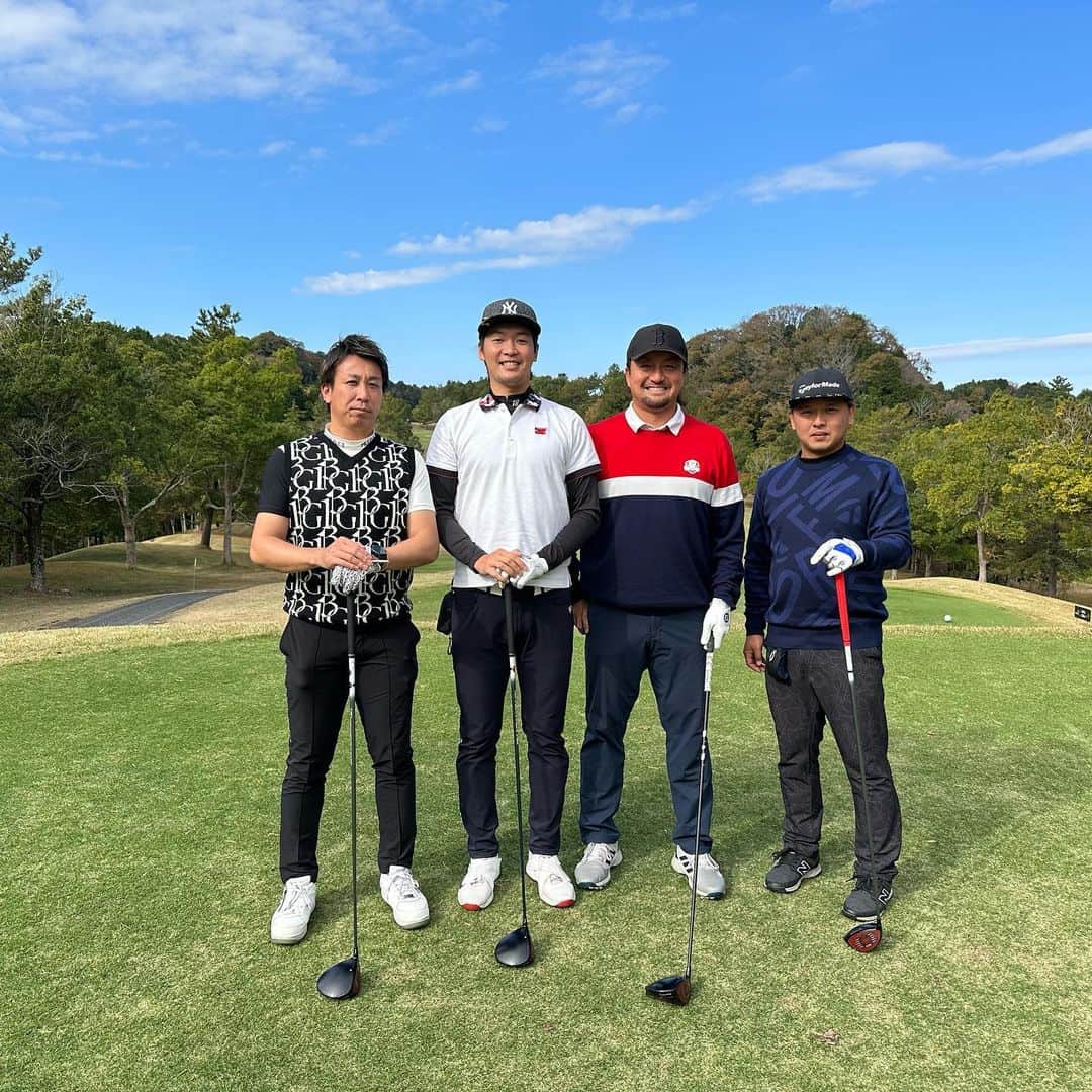 澤村拓一のインスタグラム：「ゴルフに行ったんだ 笑いあり、ミラクルあり🫢 居る場所が変わっても仲良くしてくれて嬉しい。」