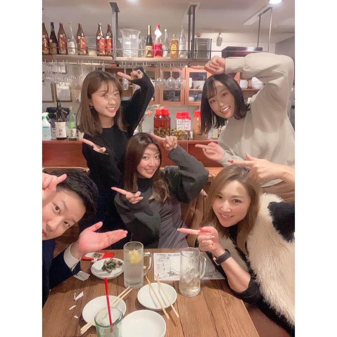 北川珠望のインスタグラム：「✯ ✯ ✯ 月1酒ババァ会🍺🍶🍷🍹 @tahara_shion  @misaaa_golf  @_miyugolf   今回はおに君も呼んでたら 出張帰りお疲れな所少しだけ顔出してくれた🍴 @onigolf_youtube  おに君のYouTube チャンネル登録宜しくね📺✨ ⬆︎プロフィールから飛べるよ⛳️  今回は行徳駅前の つぐつぐキッチンさんへ @tsugu_tsugu2525   お料理どれも美味しかったです🤩🍴 また伺います🍺💕  酒ババァ会 とりあえず近況報告 そして永遠に尽きないトーク 今回も最高に楽し過ぎた そして酔っ払い過ぎた🤣  次は酒ババァ忘年会だな❤️ それまで仕事頑張ろ〜っと🍺🍴  愛用中のスマウォ⌚️ @project_ee_japan   公式サイトでクーポンコード tamami1224 と、入力すると20%offで購入出来ます❤️ 携帯をカバンに入れてても時計で着信通知やSNSの通知が分かるから凄く便利だよ🤩 私は着信とLINEだけ通知設定してるよ❤️ ただでさえ安いのに 20%offで激安だから 自分用に、プレゼント用に そして気軽なクリスマスプレゼント用🎁などに是非😊❤️  #行徳グルメ #行徳居酒屋 #行徳 #projectee#はじめてのスマウォ#スマウォ #golf#ゴルフ#골프#高尔夫#ゴルフ初心者#ゴルフ初心者女子#ゴルフ女子#ゴルフ好き #ゴルフ好きな人と繋がりたい #ゴルフ仲間募集中 #ゴルフ友達募集中 #千葉ゴルフ#千葉ゴルファー #ゴルフコーデ #ゴルフ上手くなりたい  #ゴルフ練習#golfbabes#golflife#golfstagram#golfing ✯ ✯ ✯」