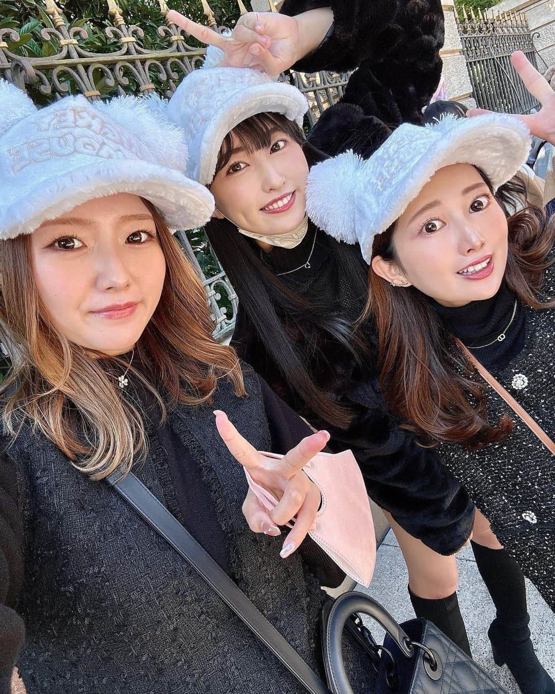 樋口光さんのインスタグラム写真 - (樋口光Instagram)「〰️🏰🖤 ⁡ 𝐃𝐢𝐬𝐧𝐞𝐲 𝐒𝐞𝐚 ⁡ お姉ちゃんとお姉ちゃんのおとももちと⸜❤︎⸝‍ ⁡ 楽しすぎました^^🪄︎︎‪‪❤︎‬ ⁡ 楽しすぎてもう既にまた行きたい っ 🫠🖤 ⁡ 一緒に遊んでくれてありがと っ ♥⸝⸝⸝  東京でも大阪でもまた遊んでね ⍤⃝❤︎" ⁡ ⁡ ⁡ ⁡ ⁡ #ディズニーコーデ #ディズニー #ディズニーシー #ディズニーカチューシャ #ディズニーグッズ #ディズニー写真部 #disneysea #disneyseatokyo #disneyseajapan #tokyodisneysea #disney」11月19日 13時42分 - higuchi_hikaru