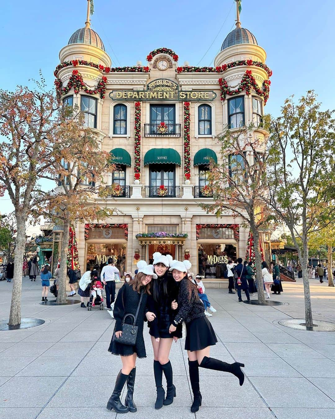 樋口光のインスタグラム：「〰️🏰🖤 ⁡ 𝐃𝐢𝐬𝐧𝐞𝐲 𝐒𝐞𝐚 ⁡ お姉ちゃんとお姉ちゃんのおとももちと⸜❤︎⸝‍ ⁡ 楽しすぎました^^🪄︎︎‪‪❤︎‬ ⁡ 楽しすぎてもう既にまた行きたい っ 🫠🖤 ⁡ 一緒に遊んでくれてありがと っ ♥⸝⸝⸝  東京でも大阪でもまた遊んでね ⍤⃝❤︎" ⁡ ⁡ ⁡ ⁡ ⁡ #ディズニーコーデ #ディズニー #ディズニーシー #ディズニーカチューシャ #ディズニーグッズ #ディズニー写真部 #disneysea #disneyseatokyo #disneyseajapan #tokyodisneysea #disney」