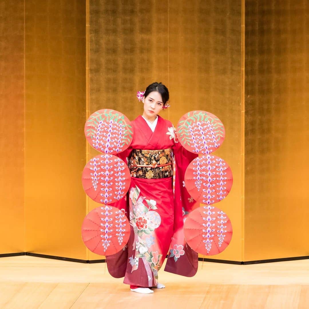 奈津子さんのインスタグラム写真 - (奈津子Instagram)「10年目になる日本舞踊👘初めて大劇場で披露しました。「藤娘」という、歌舞伎でも知られる演目で、絵から抜け出した“藤の花の妖精”が人間に変身して恋したり嫉妬したり酔っぱらったり。  物語の世界にトリップしながら踊った15分間でした。  演劇の現場で悔しい想いを経験したのがキッカケで習い始めたんですが、日舞にしろ家電にしろ芸能の仕事にしろ、腹に決めたことを長く続ける執念は唯一、自身を褒められるところかもしれない(変えたい部分も山ほどある🥹)こうやって少しずつ自信をつけて、ご自愛していくしかないじゃんか。人生って。  いつか念願の時代劇で披露できますように。  #家電 #家電好き #家電女優 #奈津子 #日舞 #日本舞踊 #着物 #振袖 #ダンス  #踊り #着物ヘアアレンジ　#藤娘」11月19日 14時03分 - natsuko_kaden