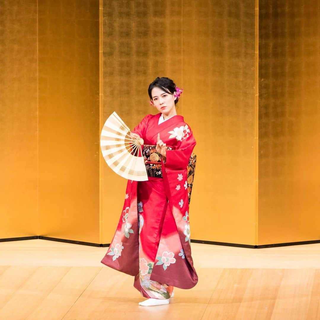 奈津子さんのインスタグラム写真 - (奈津子Instagram)「10年目になる日本舞踊👘初めて大劇場で披露しました。「藤娘」という、歌舞伎でも知られる演目で、絵から抜け出した“藤の花の妖精”が人間に変身して恋したり嫉妬したり酔っぱらったり。  物語の世界にトリップしながら踊った15分間でした。  演劇の現場で悔しい想いを経験したのがキッカケで習い始めたんですが、日舞にしろ家電にしろ芸能の仕事にしろ、腹に決めたことを長く続ける執念は唯一、自身を褒められるところかもしれない(変えたい部分も山ほどある🥹)こうやって少しずつ自信をつけて、ご自愛していくしかないじゃんか。人生って。  いつか念願の時代劇で披露できますように。  #家電 #家電好き #家電女優 #奈津子 #日舞 #日本舞踊 #着物 #振袖 #ダンス  #踊り #着物ヘアアレンジ　#藤娘」11月19日 14時03分 - natsuko_kaden