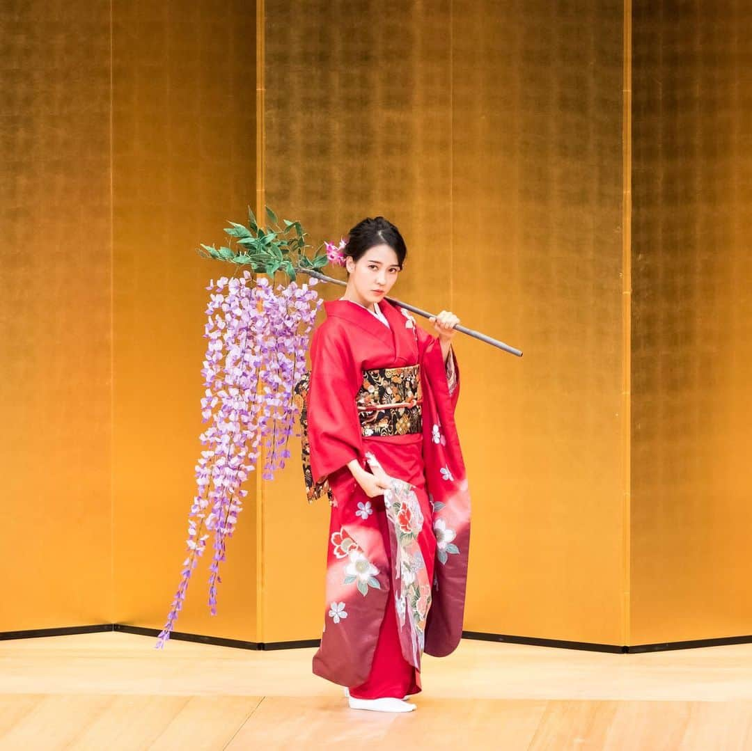 奈津子さんのインスタグラム写真 - (奈津子Instagram)「10年目になる日本舞踊👘初めて大劇場で披露しました。「藤娘」という、歌舞伎でも知られる演目で、絵から抜け出した“藤の花の妖精”が人間に変身して恋したり嫉妬したり酔っぱらったり。  物語の世界にトリップしながら踊った15分間でした。  演劇の現場で悔しい想いを経験したのがキッカケで習い始めたんですが、日舞にしろ家電にしろ芸能の仕事にしろ、腹に決めたことを長く続ける執念は唯一、自身を褒められるところかもしれない(変えたい部分も山ほどある🥹)こうやって少しずつ自信をつけて、ご自愛していくしかないじゃんか。人生って。  いつか念願の時代劇で披露できますように。  #家電 #家電好き #家電女優 #奈津子 #日舞 #日本舞踊 #着物 #振袖 #ダンス  #踊り #着物ヘアアレンジ　#藤娘」11月19日 14時03分 - natsuko_kaden