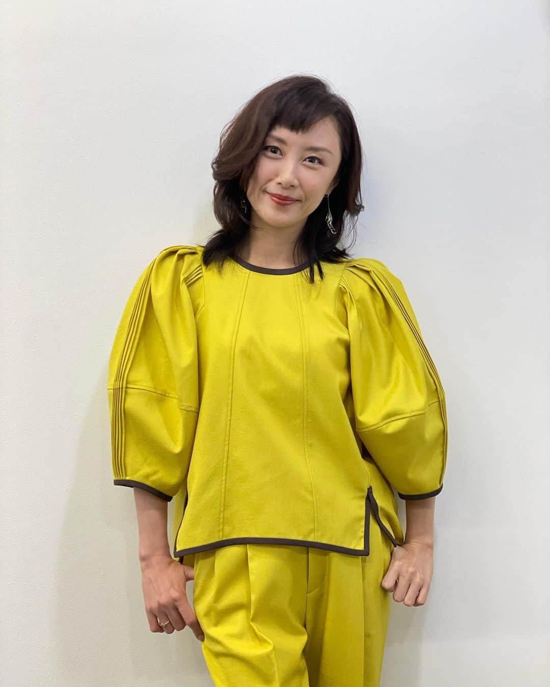 山口もえのインスタグラム：「・  最近 ビビットカラーから元気をもらってるよ😊 衣装も私服もビビットだらけ♡笑  #衣装#私服  #ビビットカラー #マイブーム #❤️ #👗」