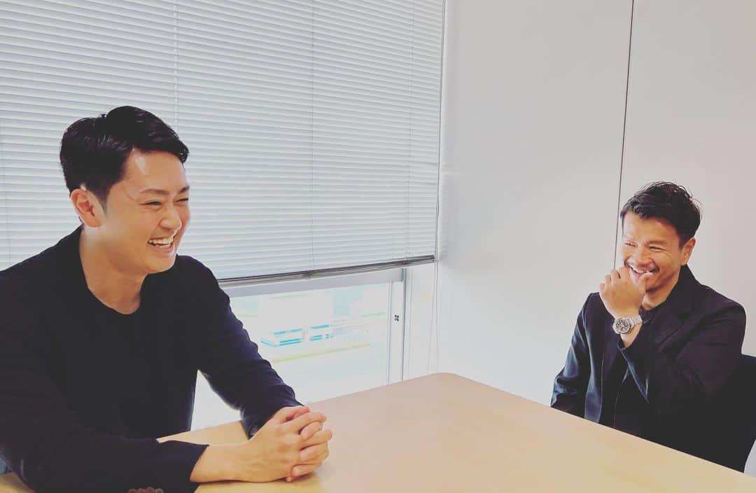 木下康太郎のインスタグラム：「* 今回、サッカー日本代表•長友佑都選手の専属シェフを務める加藤超也さんのインタビュー記事をプライムオンラインで執筆させていただきました。  元々『食とパフォーマンス』というところにとても興味があり、僕自身も資格を取ったりもしていましたが、今回加藤さんのお話しを伺ってとても奥深く…勉強になりました！  それにしても一つ一つのエピソードが面白い！  【前編】 4大会連続W杯出場・長友佑都の“専属シェフ”。インテルでも話題になった料理人が作り続けた、怪我をさせない食事。 https://www.fnn.jp/articles/-/446306  【後編】 「20代で食を理解していたらバケモンになれた」長友佑都の専属シェフが明かすカタールまでの4年間と“徹底ぶり”の全貌。 https://www.fnn.jp/articles/-/446344  前•後編と分かれております！ ストーリーのリンクからも是非🖋  #長友佑都 #加藤超也 #専属シェフ #サッカー #日本代表 #ワールドカップ #FNNプライムオンライン #フジテレビ #アナウンサー」