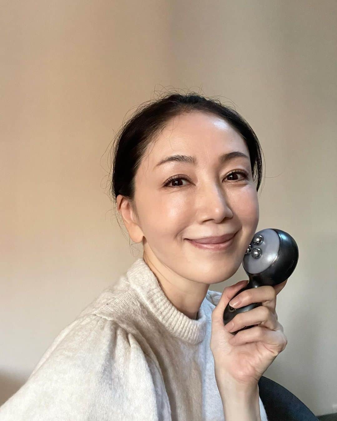 坂村かおるのインスタグラム：「最近、お友達との話題は⁉️「美顔器何使ってる？」  私は、業務用エステ機器でおなじみのラジオ波(高周波)を、家でも手軽に使えるよう開発されたフェイシャルケア『エネボール』  エネボールで期待できること  ◆高周波(ラジオ派)で温めて代謝を上げながらのケア ◆ハリ、ツヤ、毛穴ケア、キメを整える ◆微弱のEMSでお肌の引き締め ◆電気で美容液の浸透をよくする ◆年齢に応じたエイジングケアを行う  ラジオ波(高周波)を利用した美顔器を肌に当てることで、体内に熱を発生させ、冷えて固まった脂肪を温めて燃焼しやすくしたり、代謝を上げたりする効果があります。  エネボールはこのラジオ派(高周波)を利用して、肌のハリ、ツヤ、毛穴ケア、エイジングケアなどを行っていきます。  また、肩、首、デコルテなどにラジオ派(高周波)を当てることで、コリを内側から温めて燃焼し、肩こり改善なども期待できます！  お家でラジオ派(高周波)を使って手軽にケア出来るのは嬉しいですよね！ 使用後は、目がパッチリした感じと肌が引き締まった感じを実感できました。  コツコツと時間をかけて徐々に効果を感じたい、エイジングを加速させないという目的の方は「エネボール」はお勧めです☺️  #pr #エネボール #ENEBALL #エレクトン  #クィーンオブ美魔女 #team美魔女 #美ST #坂村かおる #トータルビューティーアドバイザー #美しく老いる #バランス #美容 #コスメ #ファッション #今日のコーデ #トータルバランス #お洒落な人と繋がりたい #コスメ好きな人と繋がりたい #美意識高い人と繋がりたい #美魔女 #美魔女が変わる #アップデートしてる人と繋がりたい #自分らしくアップデート #美顔器」