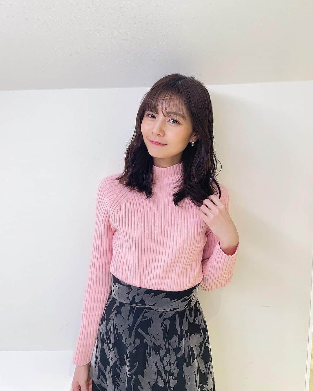 杉浦みずきのインスタグラム：「. ぴぴぴんく！  ニット @naturalcouture_official  スカート @cheek.official  イヤリング @osewaya_official   #サンデーモーニング」