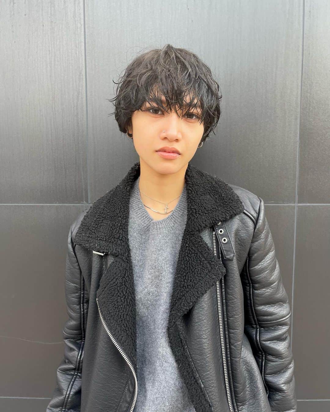 珠里亜のインスタグラム：「🪙🖤」