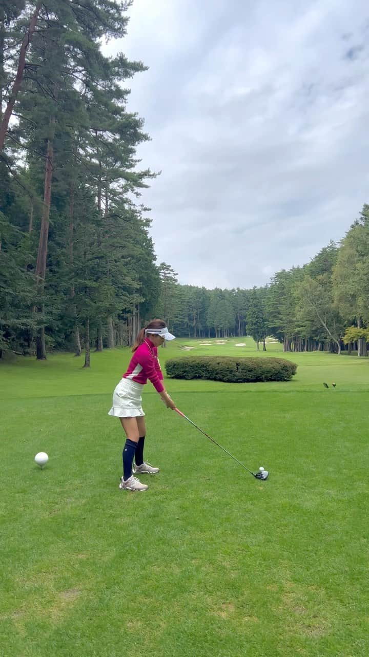 萩原菜乃花のインスタグラム：「河口湖カントリークラブ⛳️ この冬は今の飛距離を維持することが目標！！  トレーニングもがんばろーう😆  #ゴルフ#ラウンド#河口湖カントリークラブ#ゴルフ女子#ゴルフ男子#ゴルフスイング#スイング動画#ドライバー#ドライバーショット#ゴルフウェア#ゴルフコーデ#トレーニング#トレーニング女子」