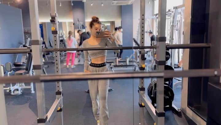 CARINA（日向カリーナ）のインスタグラム：「training day🤍🖤 @cronos_women  @cronos_apparel  #training  #workout  #cronos  #hot  #natural」
