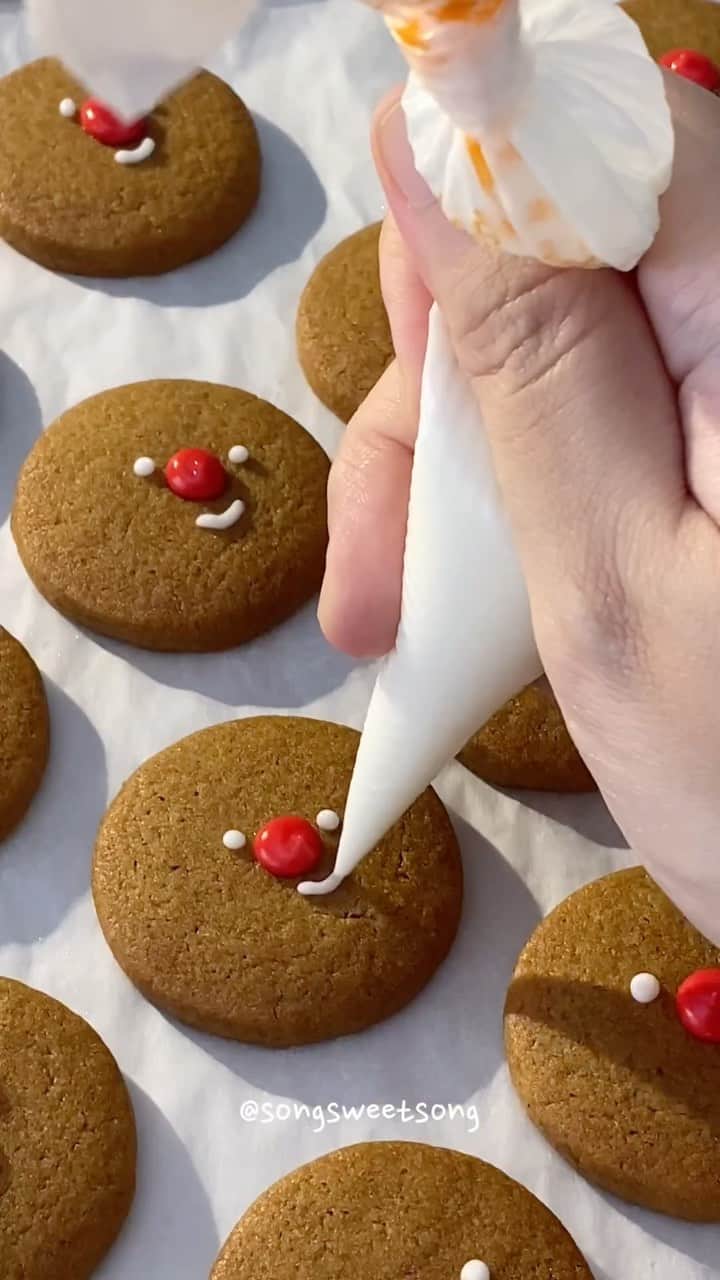 Song Sweet Songのインスタグラム：「My Xmas Cookies this year be like ~ (🎥)🎄🦌🎅 See u "soon" @iseacream_cafe 🍨 พาเด็กๆมาทักครับ ฝากเอ็นดูเจ้านุบนิบพวกนี้ด้วยนะครัช~✨  #icingcookies #xmas #gingerbread #アイシングクッキー #homemade #songsweetsong_icingcookies #songsweetsong #adayinthailand」