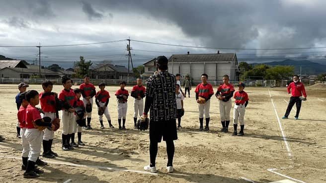白崎浩之さんのインスタグラム写真 - (白崎浩之Instagram)「熊本で小学生と野球させて貰いました。 教えるという一方通行は好きではなく、一緒にプレー出来るのが今の自分の強み。 この2年間独立リーグや小・中学生の選手と一緒に野球をして、知識や教養、身体の仕組みなど色々学びになる事が多く、凝り固まった野球観、物の捉え方を今一度見つめ直せた時間でした。  #ご用命の際はご一報を #ただ、何コーーーチ #実は野球好きっす」11月19日 15時08分 - shirasaki_hiroyuki