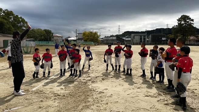 白崎浩之さんのインスタグラム写真 - (白崎浩之Instagram)「熊本で小学生と野球させて貰いました。 教えるという一方通行は好きではなく、一緒にプレー出来るのが今の自分の強み。 この2年間独立リーグや小・中学生の選手と一緒に野球をして、知識や教養、身体の仕組みなど色々学びになる事が多く、凝り固まった野球観、物の捉え方を今一度見つめ直せた時間でした。  #ご用命の際はご一報を #ただ、何コーーーチ #実は野球好きっす」11月19日 15時08分 - shirasaki_hiroyuki