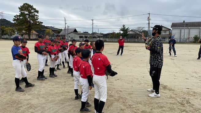 白崎浩之さんのインスタグラム写真 - (白崎浩之Instagram)「熊本で小学生と野球させて貰いました。 教えるという一方通行は好きではなく、一緒にプレー出来るのが今の自分の強み。 この2年間独立リーグや小・中学生の選手と一緒に野球をして、知識や教養、身体の仕組みなど色々学びになる事が多く、凝り固まった野球観、物の捉え方を今一度見つめ直せた時間でした。  #ご用命の際はご一報を #ただ、何コーーーチ #実は野球好きっす」11月19日 15時08分 - shirasaki_hiroyuki