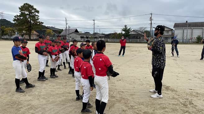 白崎浩之のインスタグラム：「熊本で小学生と野球させて貰いました。 教えるという一方通行は好きではなく、一緒にプレー出来るのが今の自分の強み。 この2年間独立リーグや小・中学生の選手と一緒に野球をして、知識や教養、身体の仕組みなど色々学びになる事が多く、凝り固まった野球観、物の捉え方を今一度見つめ直せた時間でした。  #ご用命の際はご一報を #ただ、何コーーーチ #実は野球好きっす」