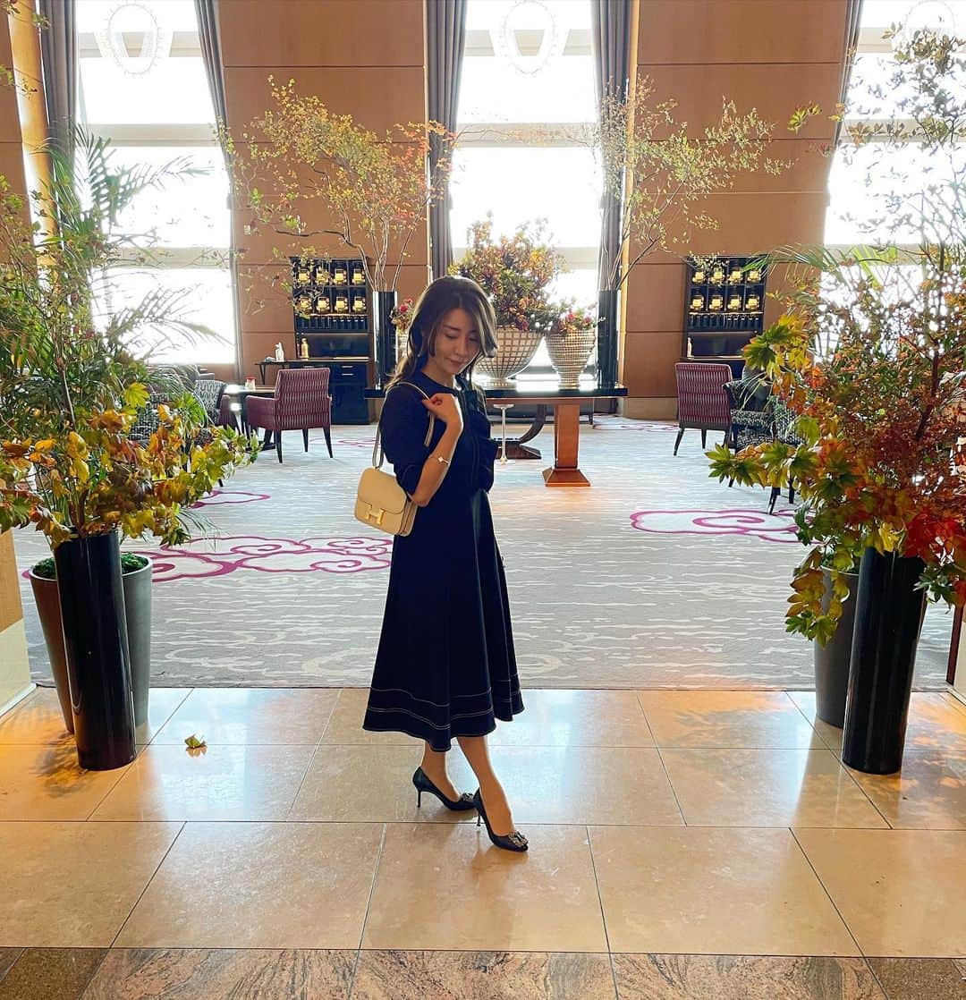 のインスタグラム：「❤︎  先日のRitzでティータイム☕️ お気に入りの @st.rooney  フリルステッチワンピース👗でおでかけ❤︎  素材にハリがありシワにならない スカート部分はボリュームがあるのにラインが綺麗にみえる素敵なデザイン🥰🥰  お祝い事やデートそして女子会と着回しできるよ😉  @st.rooney  #150cmコーデ」