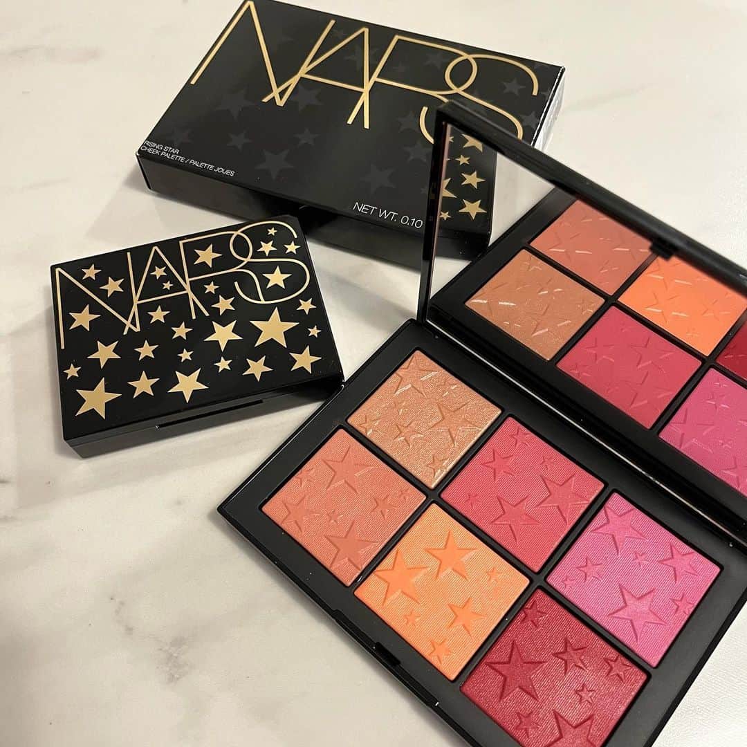 のインスタグラム：「今年のホリデーはNARS🎄✨ ⁡ ✰ライジングスターチークパレット ⁡ 星の刻印がかわいすぎるチーク💫 濃い色使うかな？と思ったけど どのカラーも肌なじみ良くてめちゃくちゃ使いやすい🫶❤️ ⁡ #NARS #narscosmetics #ナーズ #コフレ #クリスマスコフレ #ホリデーコレクション #ホリデー #narsホリデー #narsホリデー2022 #ライジングスターチークパレット #チークパレット #チーク #コスメ #コスメ好き #おすすめコスメ #限定コスメ #デパコス #デパコス購入品」