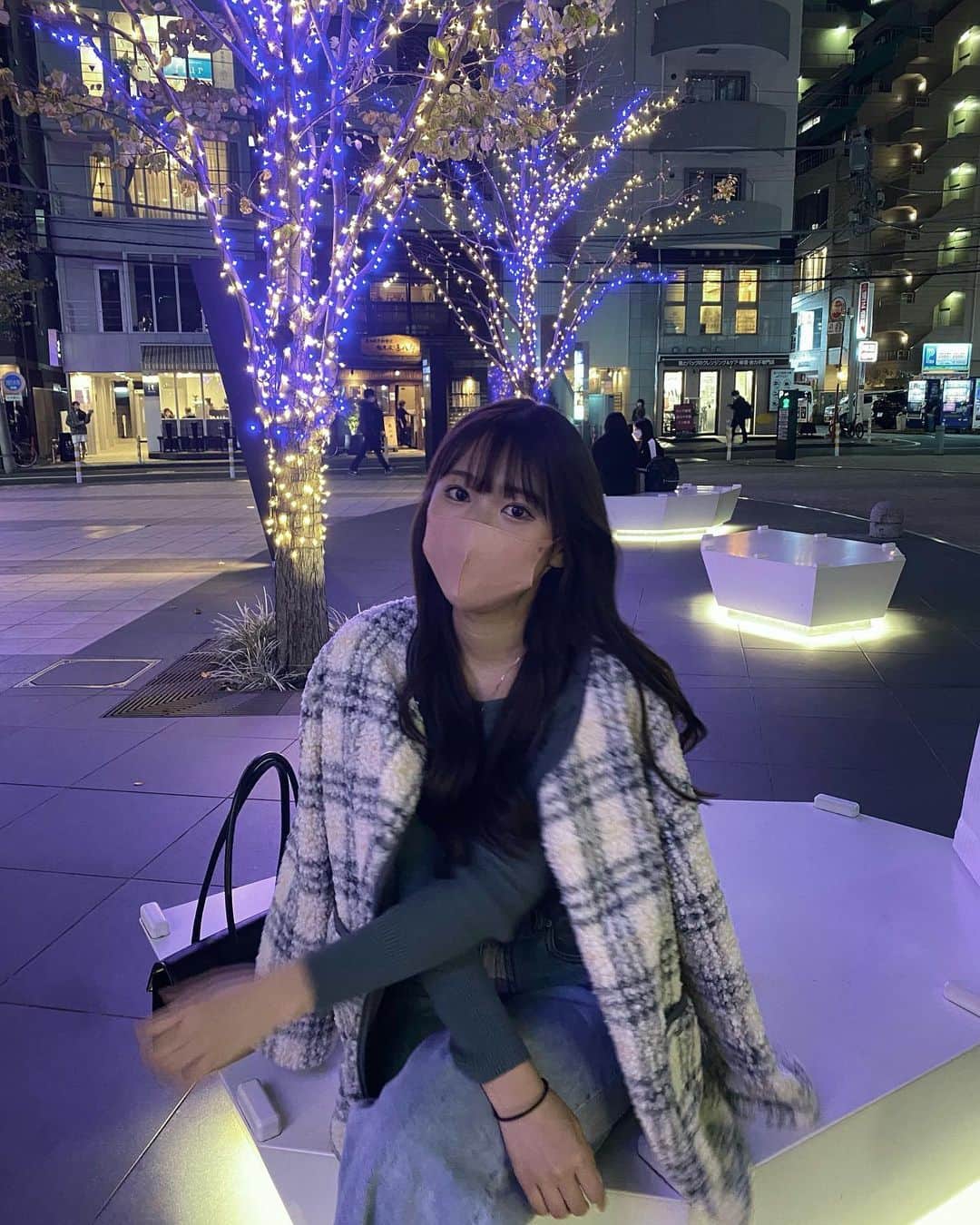 RIiNAのインスタグラム：「イルミネーションもついててもうすっかり冬だ🎄  ブルーチェックのもこもこ可愛い☃️  #clair #clair_coordinate #イルミネーション #冬コーデ」
