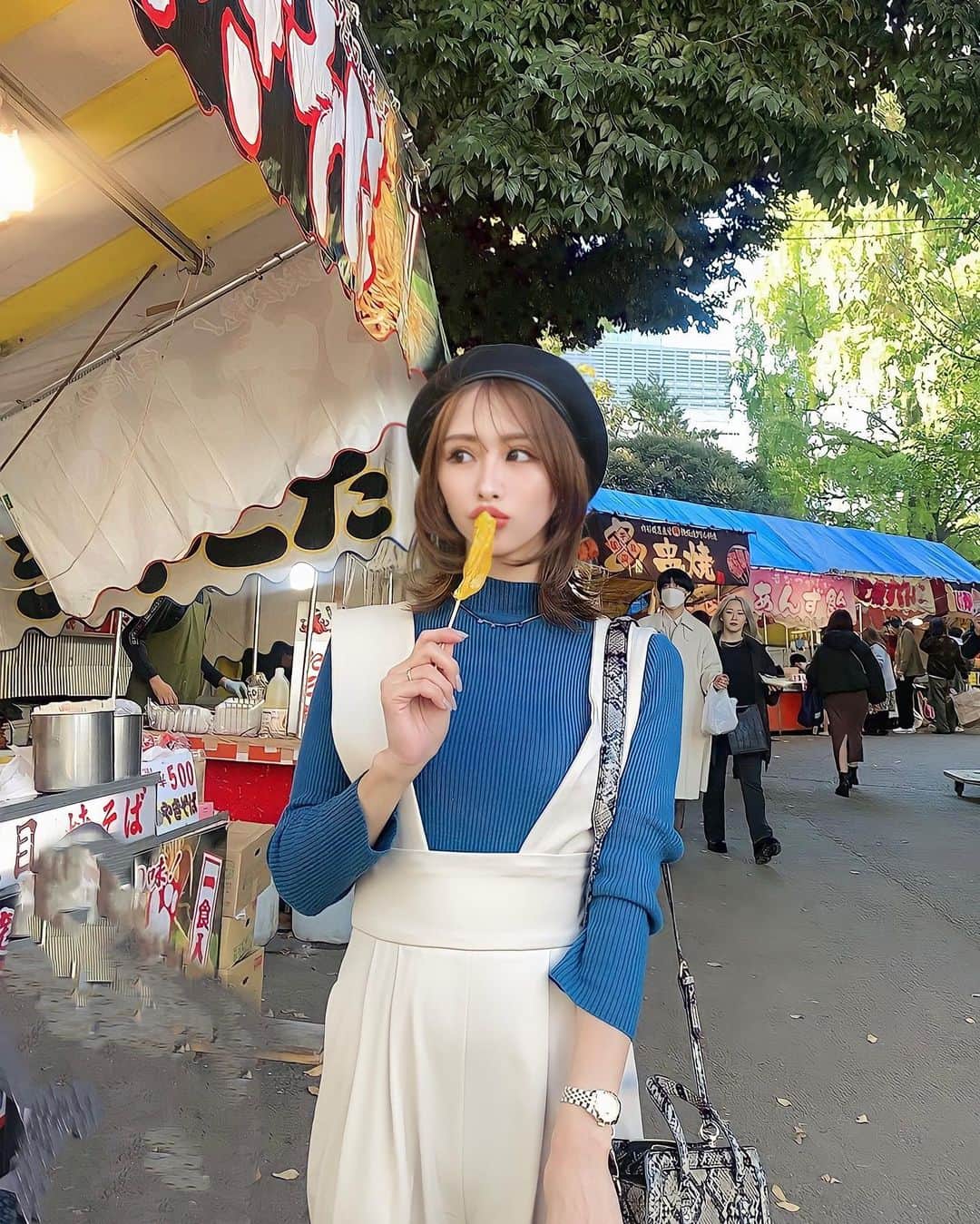 一ノ瀬恋のインスタグラム：「酉の市とすずめの戸締りデート👫💓  お昼でも花園神社混んでてびっくり😳‼️ 好きな大判焼きも買えて満足🫶 マンゴー飴発見して買ってみたけど個人的には好きくなかった⇽笑  映画、すずめの戸締りは終始ものすごくよくて、、、😮‍💨 何回でも見れる映画だ💕 みんなにオススメしたい😍  DMでお洋服どこのですかーって結構来てたんだけど サスペンダーハイウエストパンツは  @louere.official 👗 こちらもZOZOでSALEしてるよ👍💕💕  #fashion  #cood #coodinate  #30代ファッション  #30代コーデ  #くびれヘアー #イエベ春 #骨格ウェーブ #アクティブキュート  #男の子のママ  #Louere」
