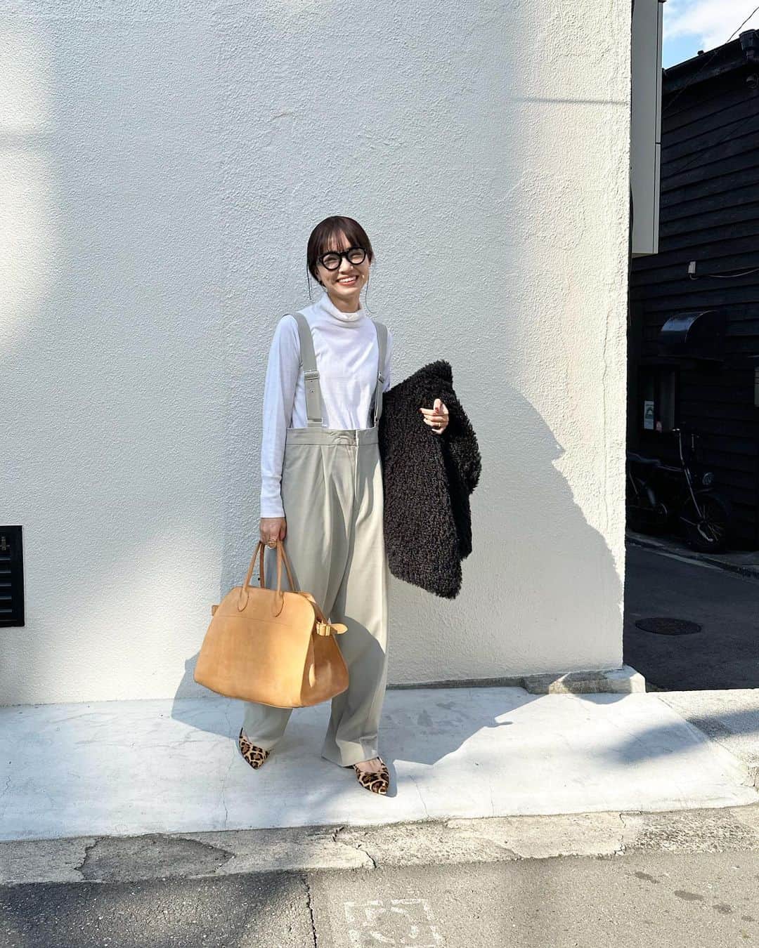 のインスタグラム：「ひっっっさしぶりに目覚ましかけずに寝れた土曜日⏰☀️  寝落ちして寝落ちして、なっっっかなか完走できない #恋のスケッチ応答せよ1988 も昨夜は少し進んだ😂  #タートルニット @unitedarrows_official  #サロペット　@courcarrean_official  #ファーベスト @think_fur  #bag @therow  #shoes @fabiorusconiofficial  ・ ・ ・ #クールカレアン #courcarrean #courcarreanonline #maisontherow #therow #unitedarrows #fabiorusconi #thinkfur」