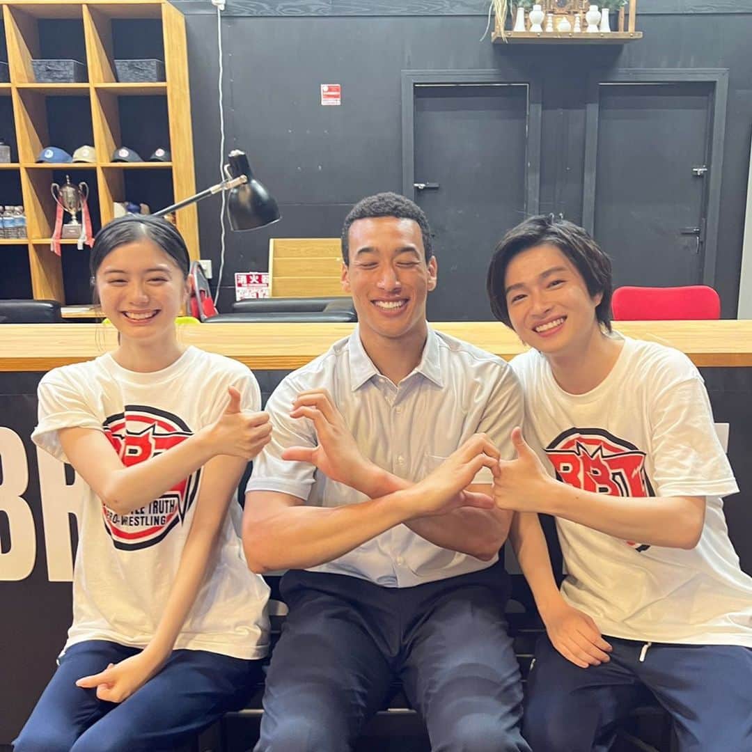 紺野彩夏のインスタグラム：「#覆面D 第7話、本日22:00〜です☺︎ あれ、BBTのTシャツ着てますね🤔 ぜひご覧ください〜！」
