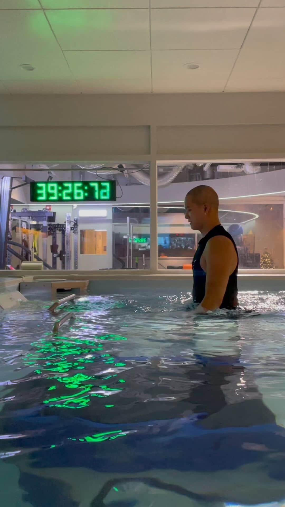 プニエル のインスタグラム：「Started hydrotherapy? (I think that’s what they call it?) about 2 weeks ago and under water I can somewhat walk normally! Getting better one step at a time! (Pun intended 😜😎)   2주 전에 수중재활 시작 했는데 물 속에서는 그래도 조금 자연스럽게 걸을수있다 ! 한 걸음 한 걸음 나아지고 있어요! 😜😎」