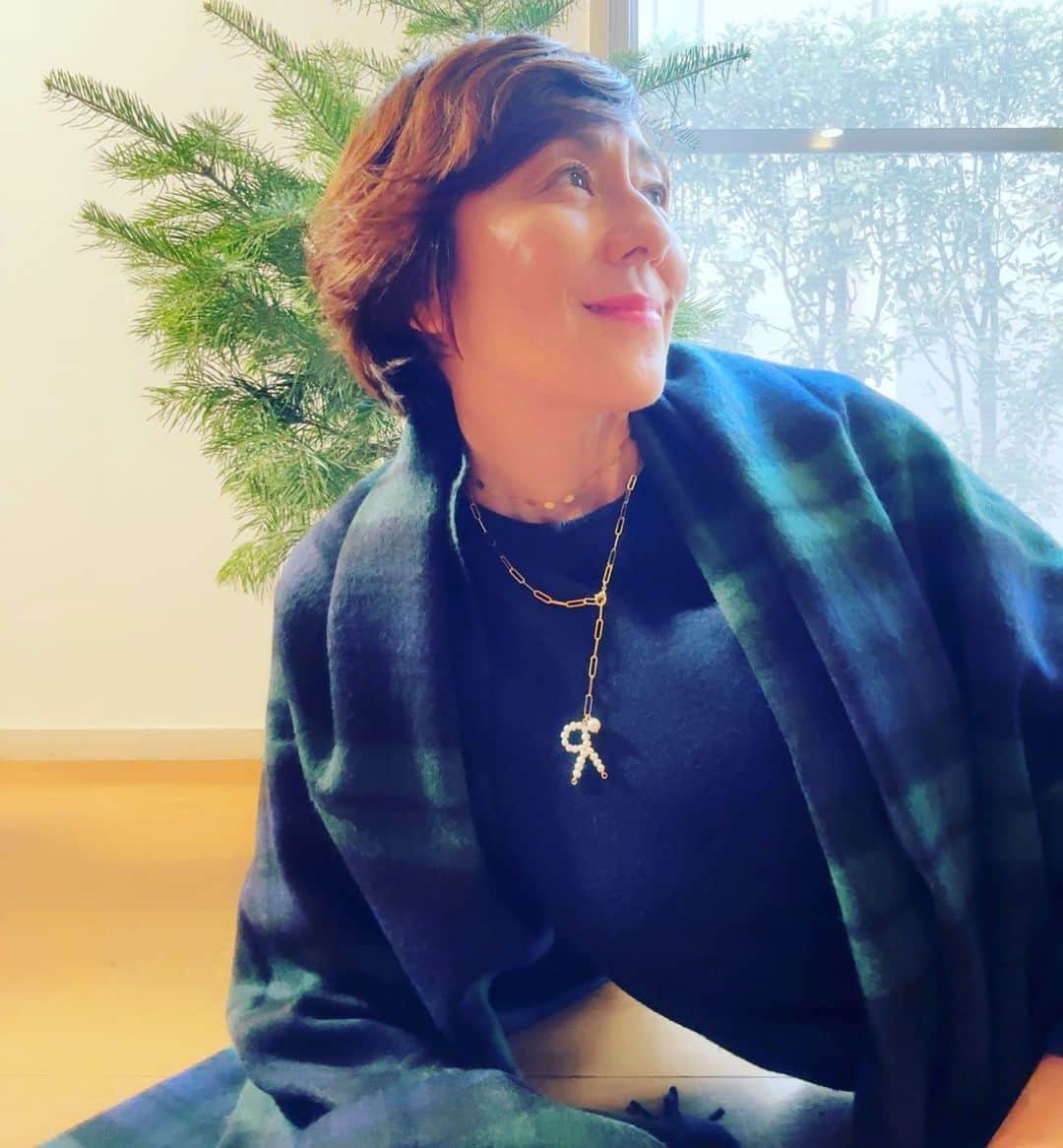 RIKACOさんのインスタグラム写真 - (RIKACOInstagram)「🎄 そろそろね〜 #もうすぐ #今年も終わり　#ラスト　#頑張ろう #イニシャルネックレス  @lovegiveslove_yukiko.okura  アルパカストール @the_newhouse  #❤️」11月19日 16時41分 - rikaco_official