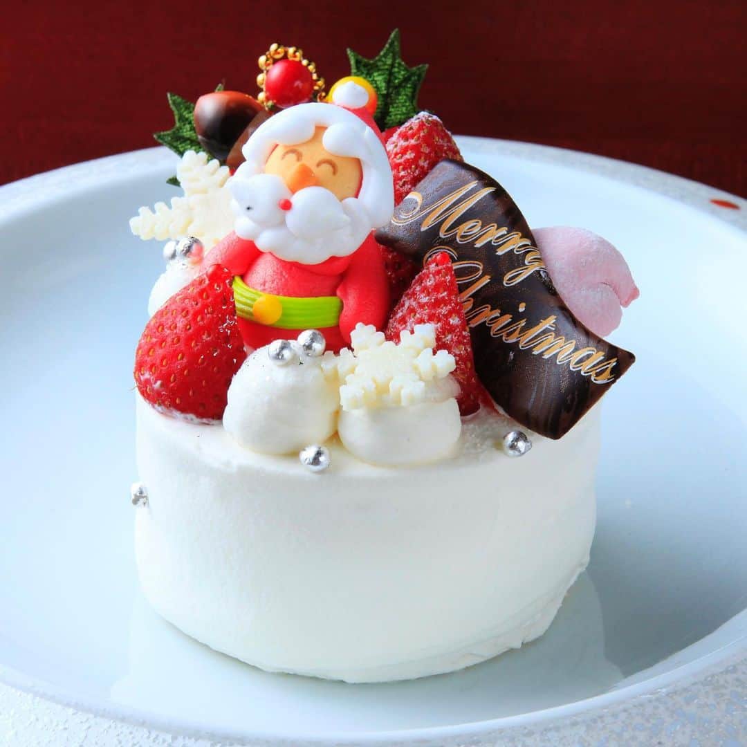 四季を愉しむ貸切温泉 ゆとりろ庵のインスタグラム：「. 【12/20～25限定クリスマスプラン🎄を販売中】  こんにちは、ゆとりろ庵でございます。 日頃より当館及び姉妹館をご愛顧いただき誠にありがとうございます。  本日は12/20～25宿泊限定の✨クリスマスプラン✨のご紹介です！  箱根姉妹館５施設にて、 パティシエ特製のクリスマスケーキ特典付きプランを販売中！🍰💕  今年のクリスマスは箱根で特別な一日を過ごしませんか？🎁  ＊★＊ーーーーーーーーー＊★＊＊★＊ーーーーーーーーー＊★＊  公式HPからご予約いただくと【公式予約特典】でお得に！ 各施設のプロフィール欄に公式サイトのリンクがございます◎ 　 ●メルヴェール箱根強羅　→@merveille_hakone_gora  ●ゆとりろ庵　→@yutorelo_an_gora  ●天翠茶寮　→@tensui_saryo  ●別邸今宵　→@hakone_koyoi  ●箱根風雅　→@hakone_fuga  ＊★＊ーーーーーーーーー＊★＊＊★＊ーーーーーーーーー＊★＊」