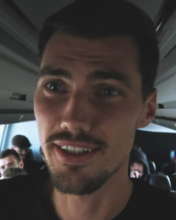 VfBシュトゥットガルトのインスタグラム：「Der #VfB in Texas – was führt den Tross in die USA? Und was fängt Pascal Stenzel mit seiner Playerscam backstage beim NBA-Spiel ein? Die neue Episode VfB INSIDE aus den USA ist da!  🎬 Zur ganzen Folge auf vfb.de! _ #VfBinside | [Anzeige] #VfB #BLinUSA #VfBinTexas #vfbstuttgart #vfbstuttgart1893 #auscannstatt #furchtlosundtreu #vfbinsta」