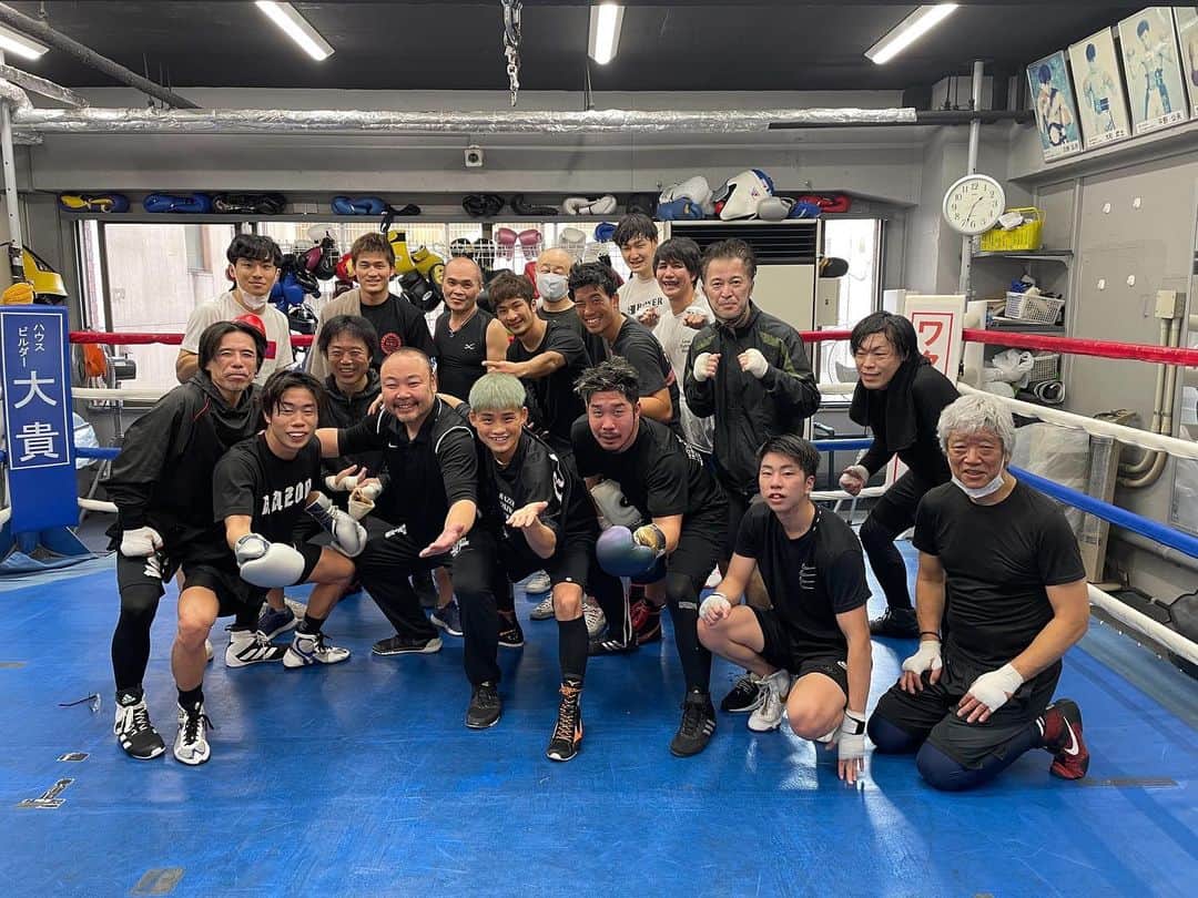 谷口将隆のインスタグラム：「. . WATANABE BOXING TEAM🥊 . . #ワタナベジム　#WATANABEGYM #最高　#TEAM  #ワタナベジムでは #一般会員さんとプロが #一緒に練習する日もあります #もちろん　#実戦練習あり」
