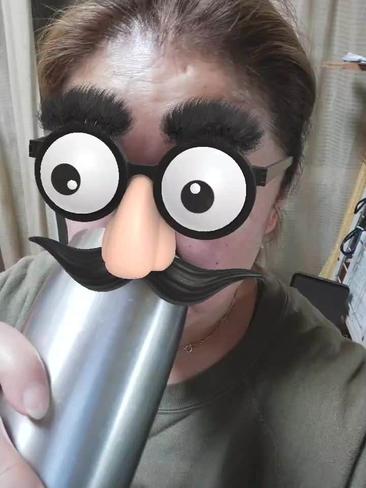 渡辺智子のインスタグラム：「はぁ。今日も一日お疲れ様でした！もうクタクタだよʅ(°‎▾｡)ʃでも！ぎゃんばる！ 明日 お休みの方も お仕事の方も 一緒に乾杯しましょ！！ 『今夜も さ～せん！』  #今日頑張った人達と乾杯  #頑張った人達と一緒に乾杯したい」