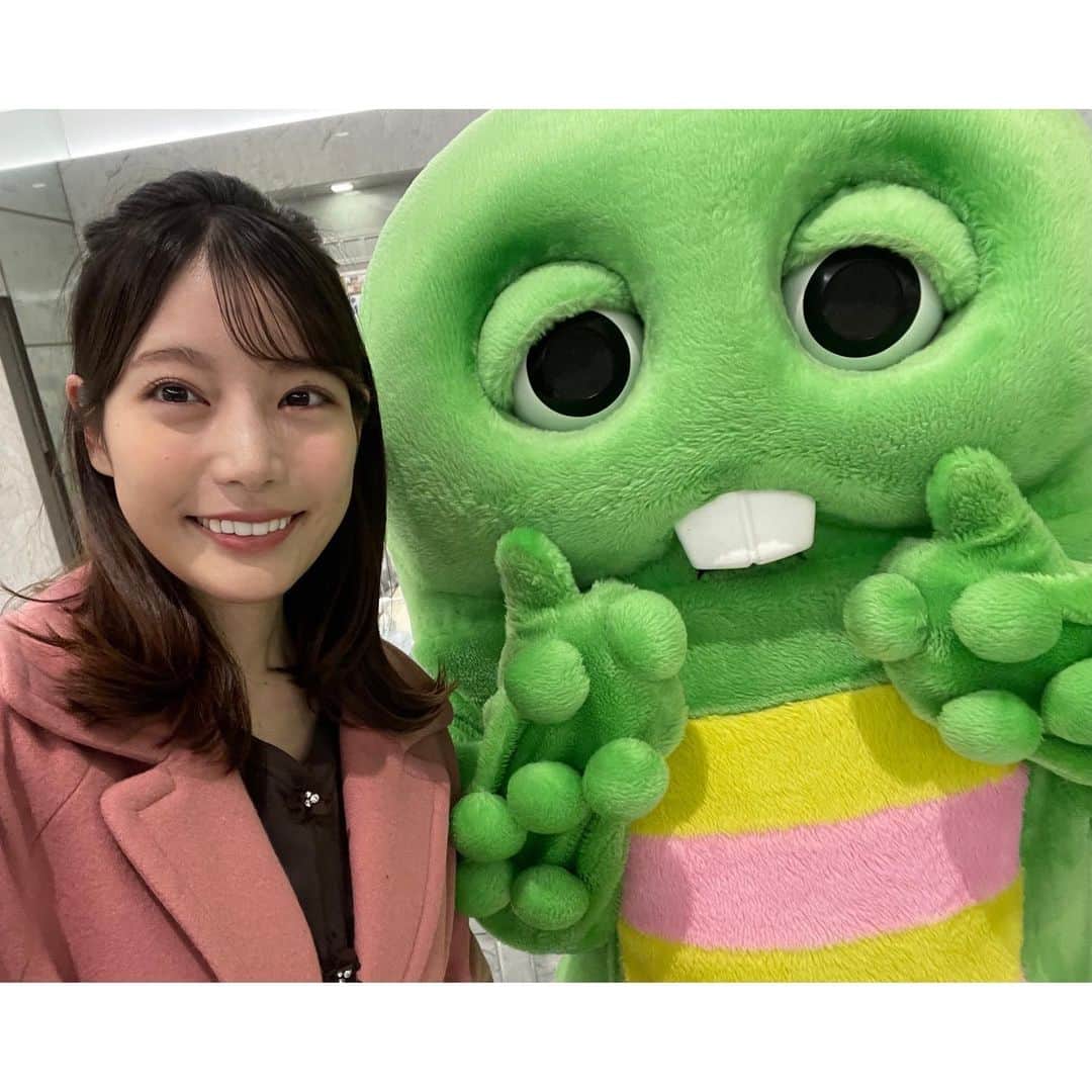 竹俣紅のインスタグラム：「🍲 今週も「ソラよみ」を観てくださってありがとうございました。 ⁡ ⁡ 金曜日のきのうは、 週末にかけて人気になりそうな食材をご紹介する「食べヨミ」をお伝えしました。 ⁡ 家に帰ると、食べヨミを観た母が、 “買いドキ”メニューの ねぎ豚しゃぶしゃぶを作って待っていてくれました☺️ ⁡ 母によると、しゃぶしゃぶ用の豚肉とねぎがお買い得だったそうです◎ ⁡ 我が家のしゃぶしゃぶは、ごまだれとラー油で食べます。 みなさんは、ごまだれ派？ぽん酢派？ それとも、なにか他にタレがあったりするのかしら…😋 ⁡ ⁡ #イット #ソラよみ #食べヨミ」