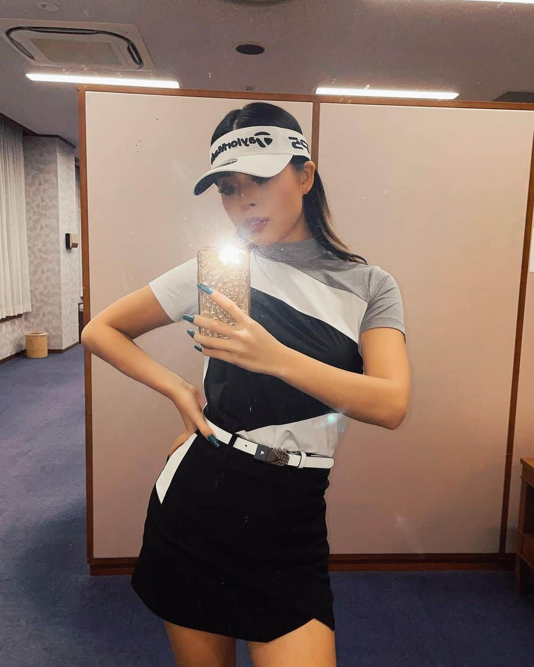 あやか（石山彩花）さんのインスタグラム写真 - (あやか（石山彩花）Instagram)「久々にゴルフ⛳️🏌️‍♀️ お天気もよくて紅葉で気持ちよかった😊🙌  あったかくて半袖でプレーしてた🤣この日のコーデはプロっぽい感じのモノトーンコーデ🖤🤍  ウェアは　@i_sw_golf  スマートでシンプルで動きやすい。 そしてスカートの丈が完璧なの🥺 めちゃオススメです！！  ペルトとサンバイザーは @taylormade_golf_japan   ルーズソックスでギャル感♡  来年はもっとゴルフ行きたいっ🖤 誘ってください！！  #golf #golfgirls #golfwear #ゴルフ #ゴルフ女子 #ゴルフギャル #ゴルフコーデ #ゴルフウェア #ルーズソックス」11月19日 18時00分 - ayakateen821