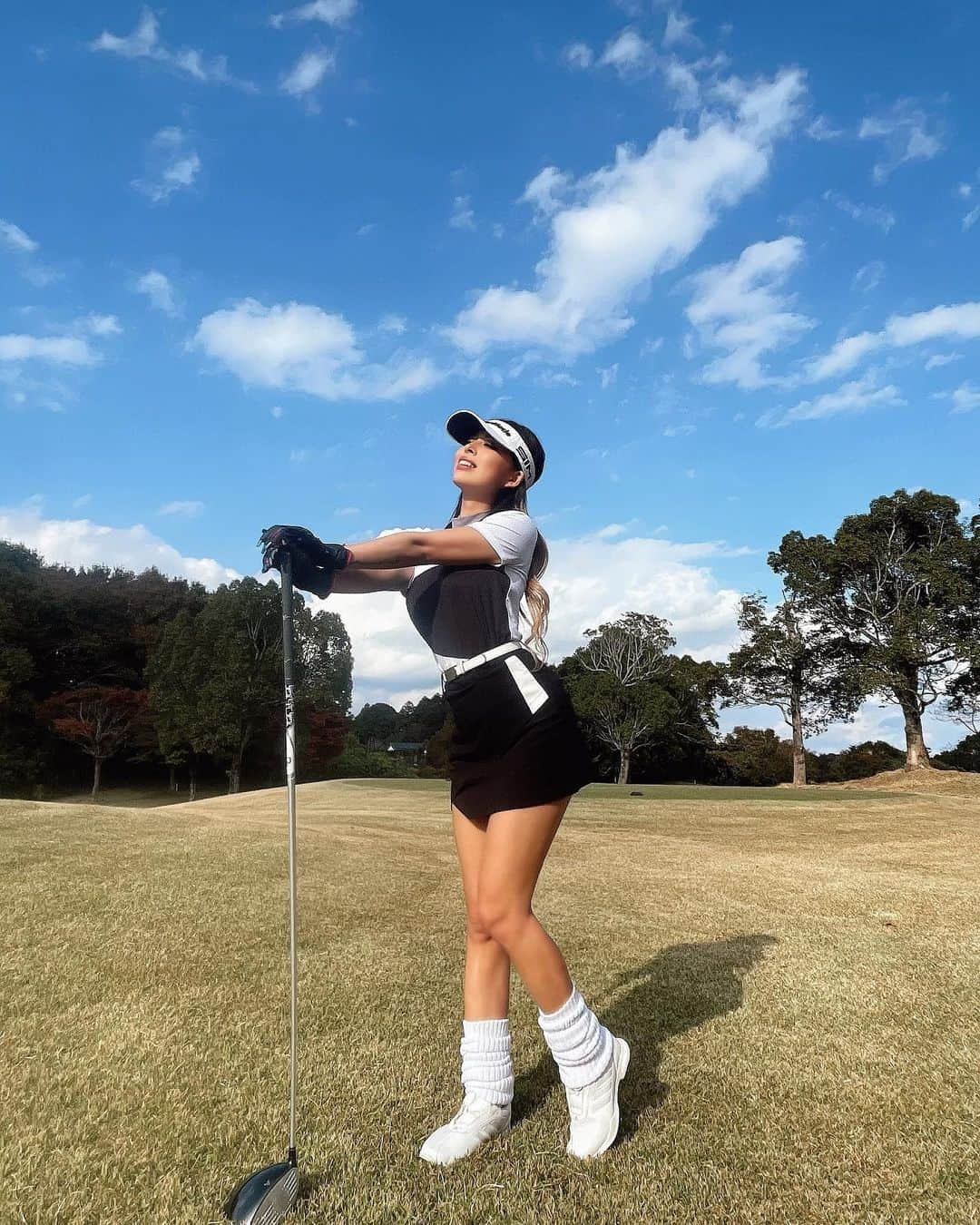 あやか（石山彩花）さんのインスタグラム写真 - (あやか（石山彩花）Instagram)「久々にゴルフ⛳️🏌️‍♀️ お天気もよくて紅葉で気持ちよかった😊🙌  あったかくて半袖でプレーしてた🤣この日のコーデはプロっぽい感じのモノトーンコーデ🖤🤍  ウェアは　@i_sw_golf  スマートでシンプルで動きやすい。 そしてスカートの丈が完璧なの🥺 めちゃオススメです！！  ペルトとサンバイザーは @taylormade_golf_japan   ルーズソックスでギャル感♡  来年はもっとゴルフ行きたいっ🖤 誘ってください！！  #golf #golfgirls #golfwear #ゴルフ #ゴルフ女子 #ゴルフギャル #ゴルフコーデ #ゴルフウェア #ルーズソックス」11月19日 18時00分 - ayakateen821