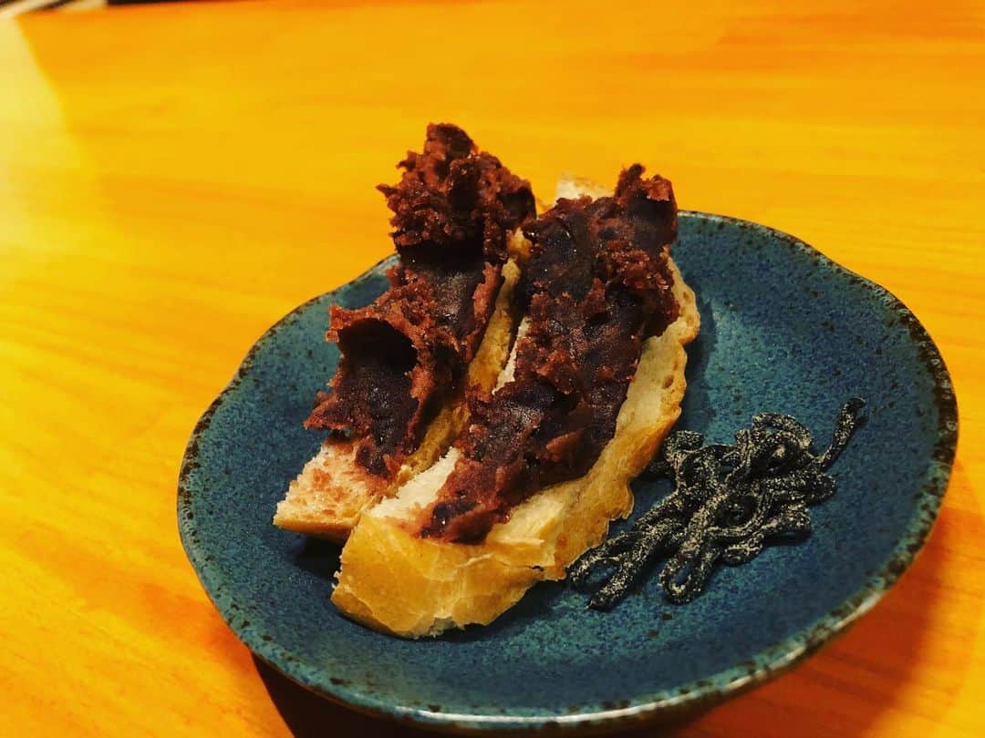 シェフ大西のインスタグラム：「どうもCOCOCOROお料理担当の「奏」です❗️  新しい燻製「燻製あんこ」を出し始めました❗️  日本酒のおつまみとして最高です👍  宜しくお願い致します🙇‍♂️  #bar #調布 #西調布 #燻製 #あんこ #つぶあん #日本酒」
