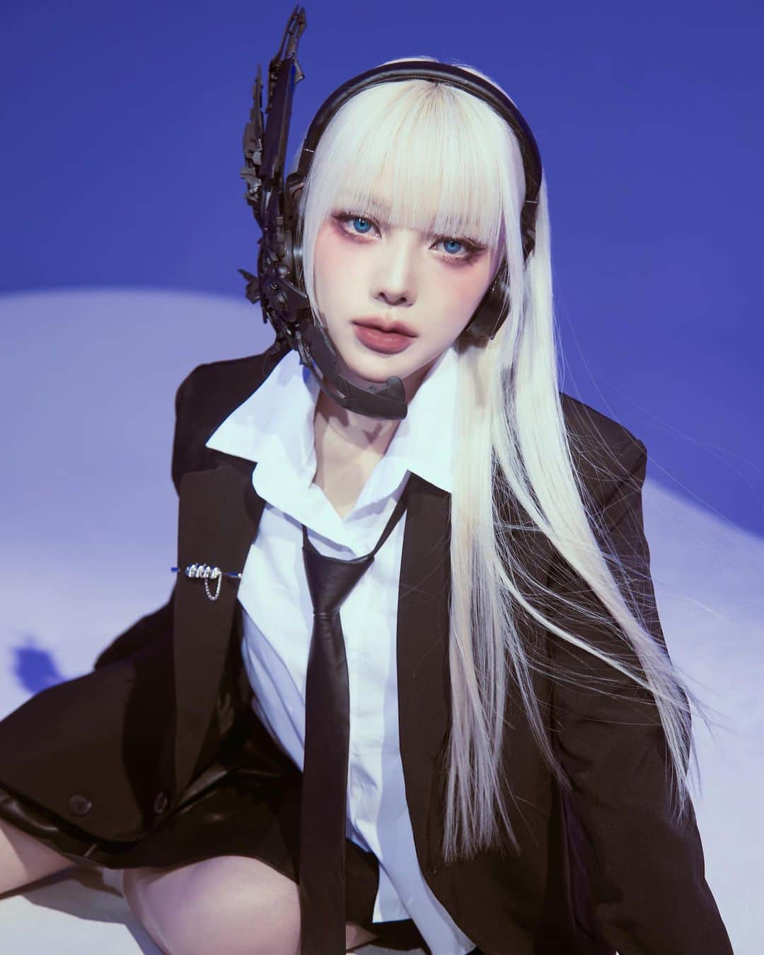 ポニーのインスタグラム：「오랜만에 가슴 설레는 작업🤍  Photographer @kimmoondog Makeup @ponysmakeup Hair @xoxov3  Headpiece made by @xoxov3 from @only_gluegun Stylist @misuuuuun」