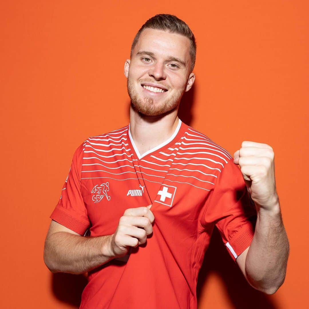 ニコ・エルヴェディのインスタグラム：「Ready to go @fifaworldcup 🇨🇭#nati #NE4 #hoppschwiiz #pilz #switzerland」