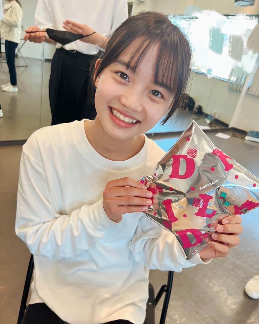 大島美優さんのインスタグラム写真 - (大島美優Instagram)「本日、11月19日に13歳になりました🎊 いつも応援してくださりありがとうございます。 たくさんの方からメッセージをいただけてすごく嬉しかったです💗  今日はAMUSE CAMP αのメンバーに会ったのですが、みんなでお祝いしてくれたのでびっくりしました！😳嬉しかったです🫶🏻 誕生日当日にレッスンに行った特権ですね😏  これからも私らしく成長していくので応援よろしくお願いします！  1枚目は、大好きな友達の家で誕生日パーティーをした時の写真です📸  #誕生日 #大島美優 #OshimaMiyu #MiyuOshima」11月19日 20時21分 - miyu_oshima.official