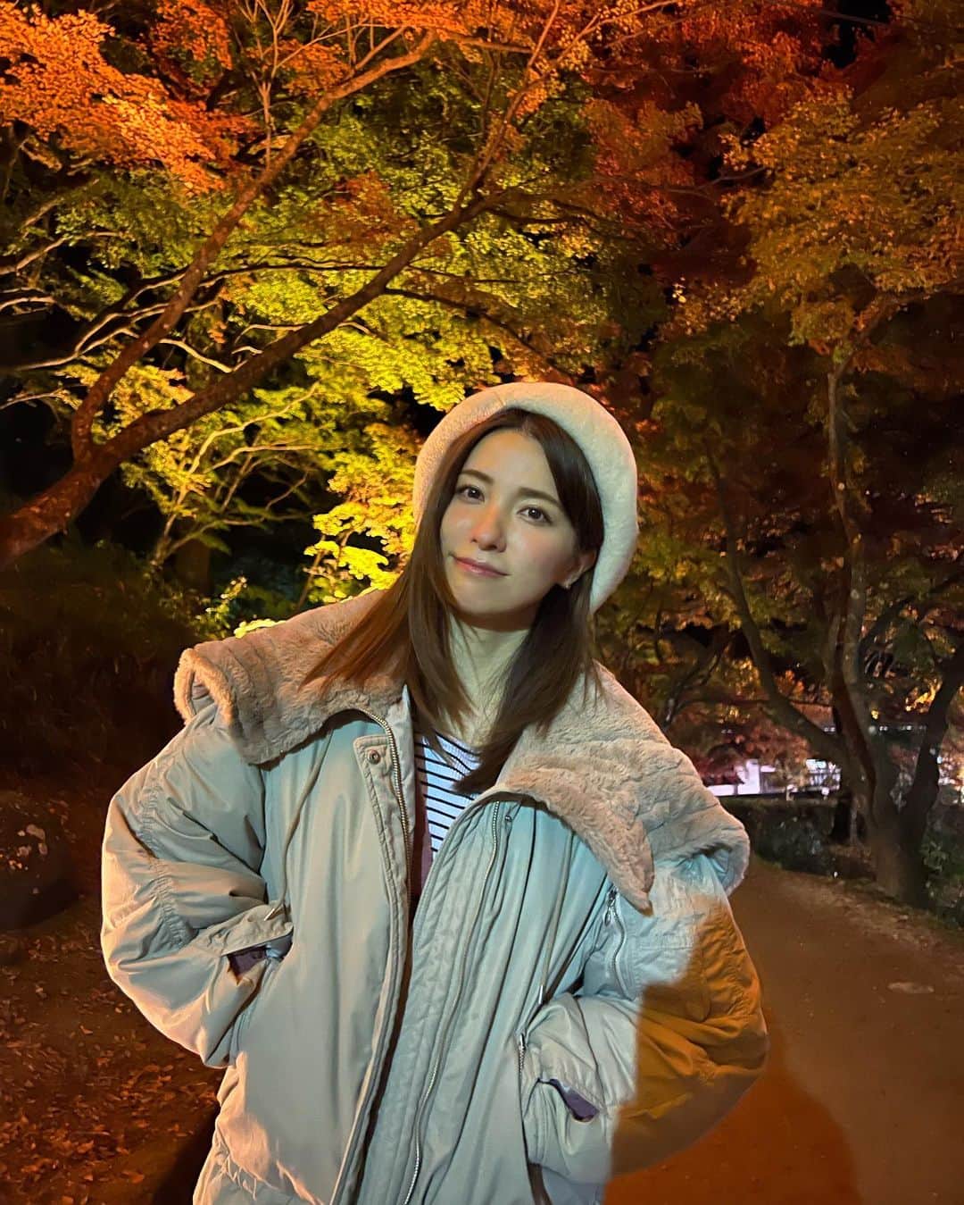 のインスタグラム：「夜のライトアップされた紅葉もとても綺麗でした🍁  流石に夜は寒すぎてめっちゃ厚着🥶  それにしてもiPhoneの写真すごすぎない！？加工なしでこれ！！この景色！！  勝手にスローシャッターになって明るくなって星までしっかり撮れてた😳  自分の腕がよくなったのかと勘違いするほどでした🐰  #紅葉狩り#香嵐渓」