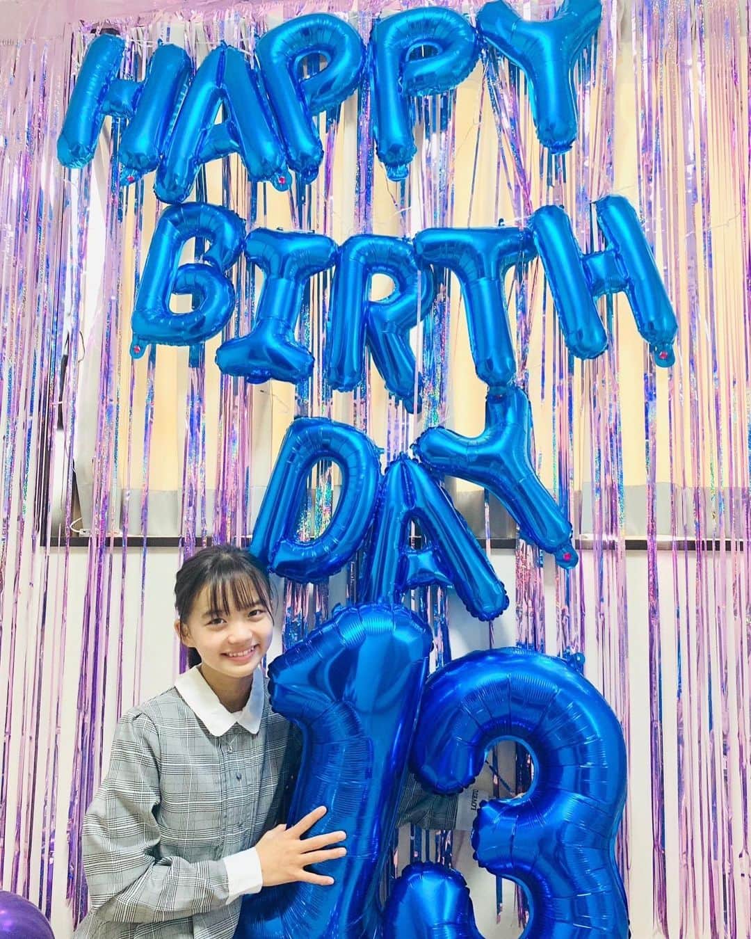 大島美優のインスタグラム：「本日、11月19日に13歳になりました🎊 いつも応援してくださりありがとうございます。 たくさんの方からメッセージをいただけてすごく嬉しかったです💗  今日はAMUSE CAMP αのメンバーに会ったのですが、みんなでお祝いしてくれたのでびっくりしました！😳嬉しかったです🫶🏻 誕生日当日にレッスンに行った特権ですね😏  これからも私らしく成長していくので応援よろしくお願いします！  1枚目は、大好きな友達の家で誕生日パーティーをした時の写真です📸  #誕生日 #大島美優 #OshimaMiyu #MiyuOshima」