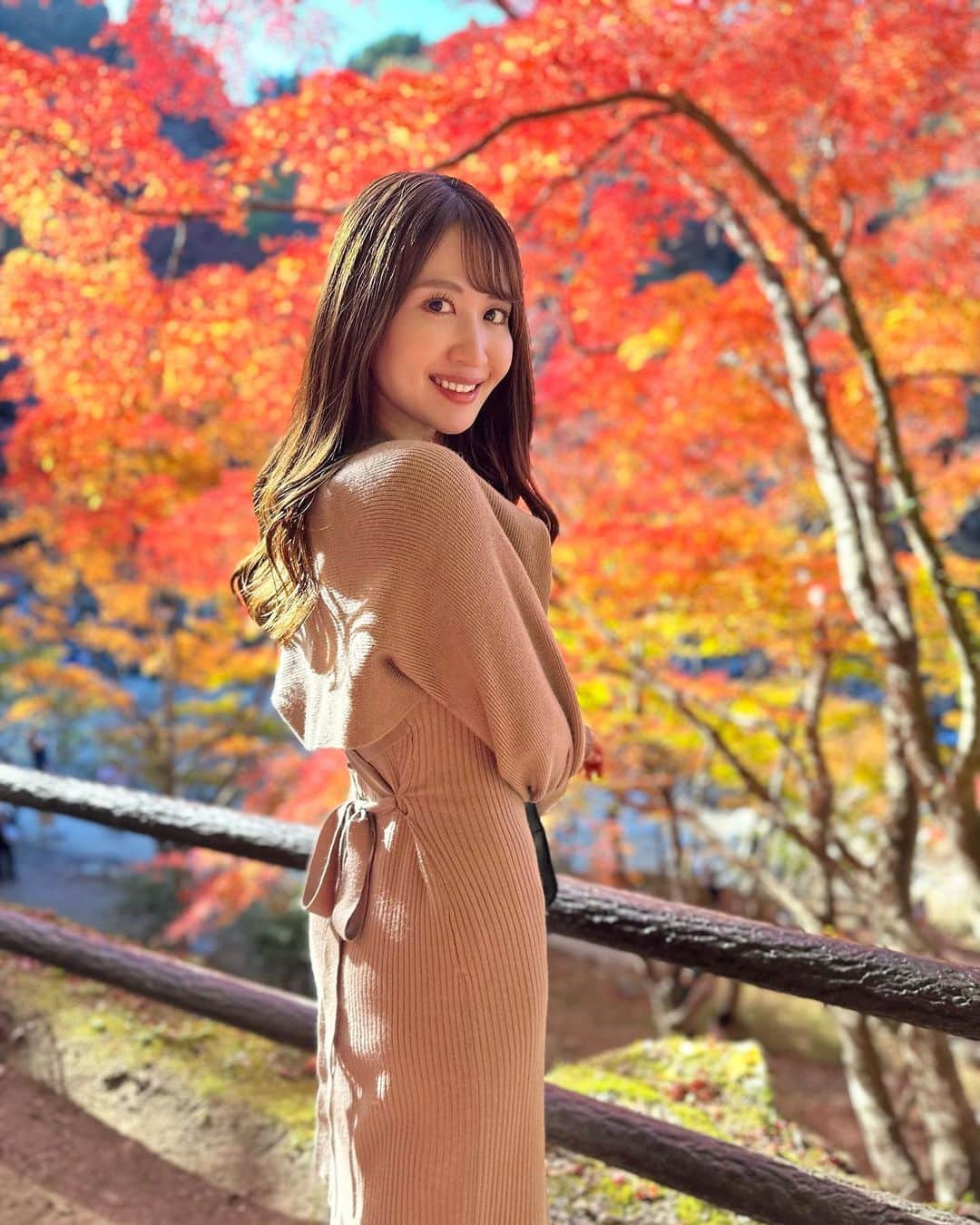 沢井里奈さんのインスタグラム写真 - (沢井里奈Instagram)「⠀ ⠀ 今年もおんに(@yuri85s )と 香嵐渓に行って来ました🍁✨  とっても綺麗で美しくて 癒されました、、🥹💕💕  来年も行けますように💐🤍 ⠀ ⠀ #香嵐渓 #紅葉」11月19日 20時25分 - sawairina