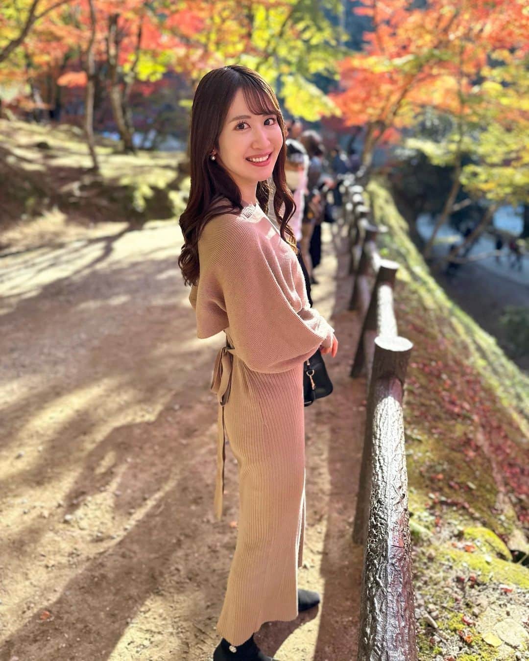 沢井里奈さんのインスタグラム写真 - (沢井里奈Instagram)「⠀ ⠀ 今年もおんに(@yuri85s )と 香嵐渓に行って来ました🍁✨  とっても綺麗で美しくて 癒されました、、🥹💕💕  来年も行けますように💐🤍 ⠀ ⠀ #香嵐渓 #紅葉」11月19日 20時25分 - sawairina